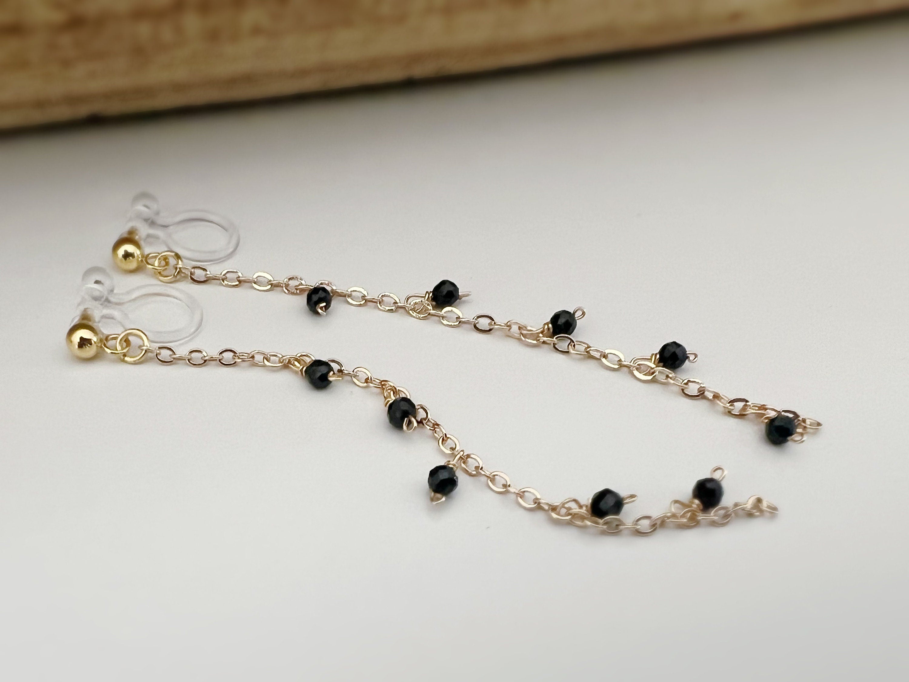 Longues Boucles d'oreilles Clips INVISIBLES, Clips d'oreilles pendants Mini perles facettes Rouge / Noir Chaîne or. Bijoux quotidien.