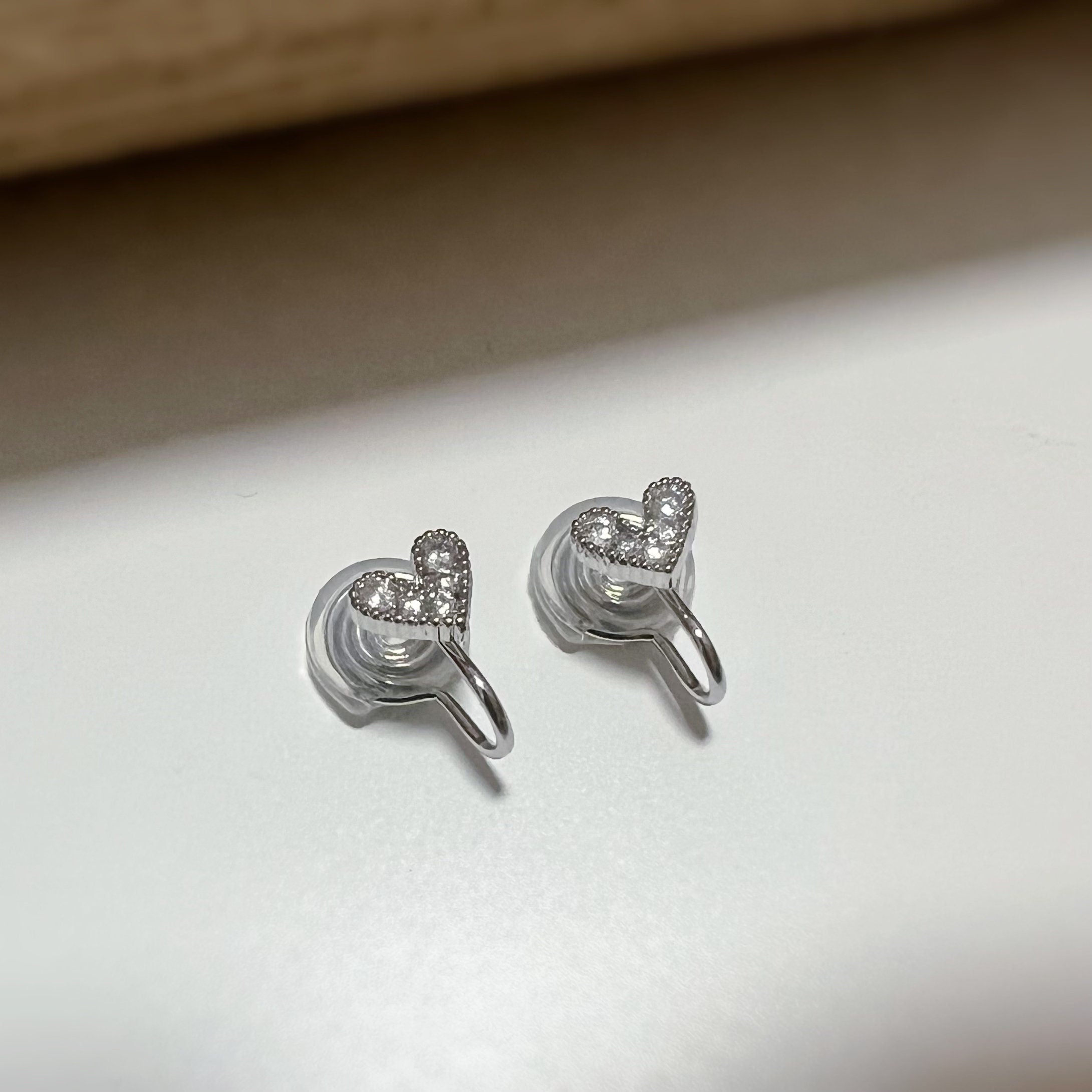 SANS DOULEUR ! Boucles d'oreilles CLIPS U spirale Mini Coeur strass Mini Zircon plaqué d'Or. Clips d'oreilles confortable.