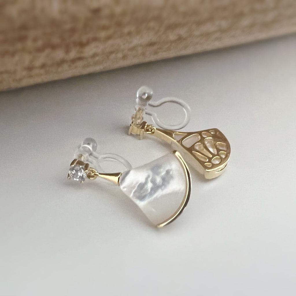 Invisible ear CLIPS Gold / Silver White mother-of-pearl fan shape Small round Zircon. Delicate minimalist earrings