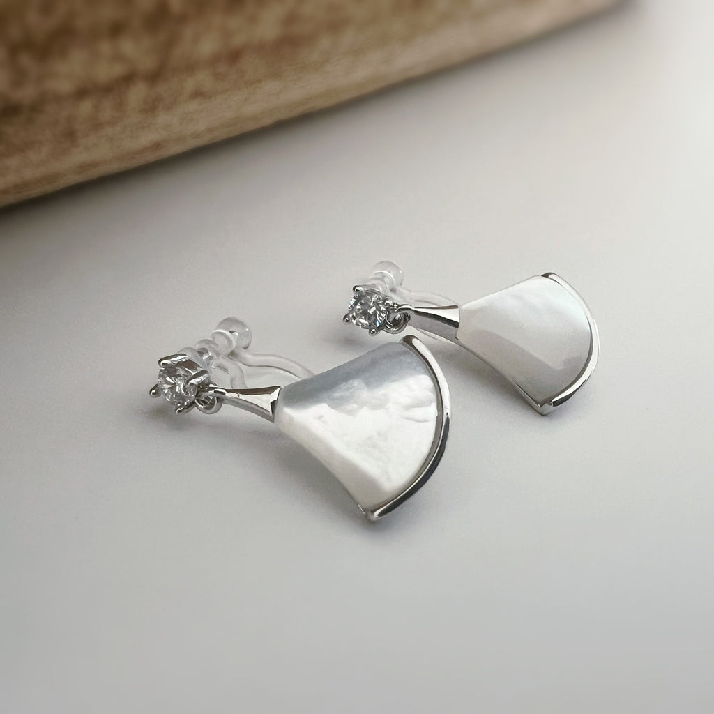 Invisible ear CLIPS Gold / Silver White mother-of-pearl fan shape Small round Zircon. Delicate minimalist earrings