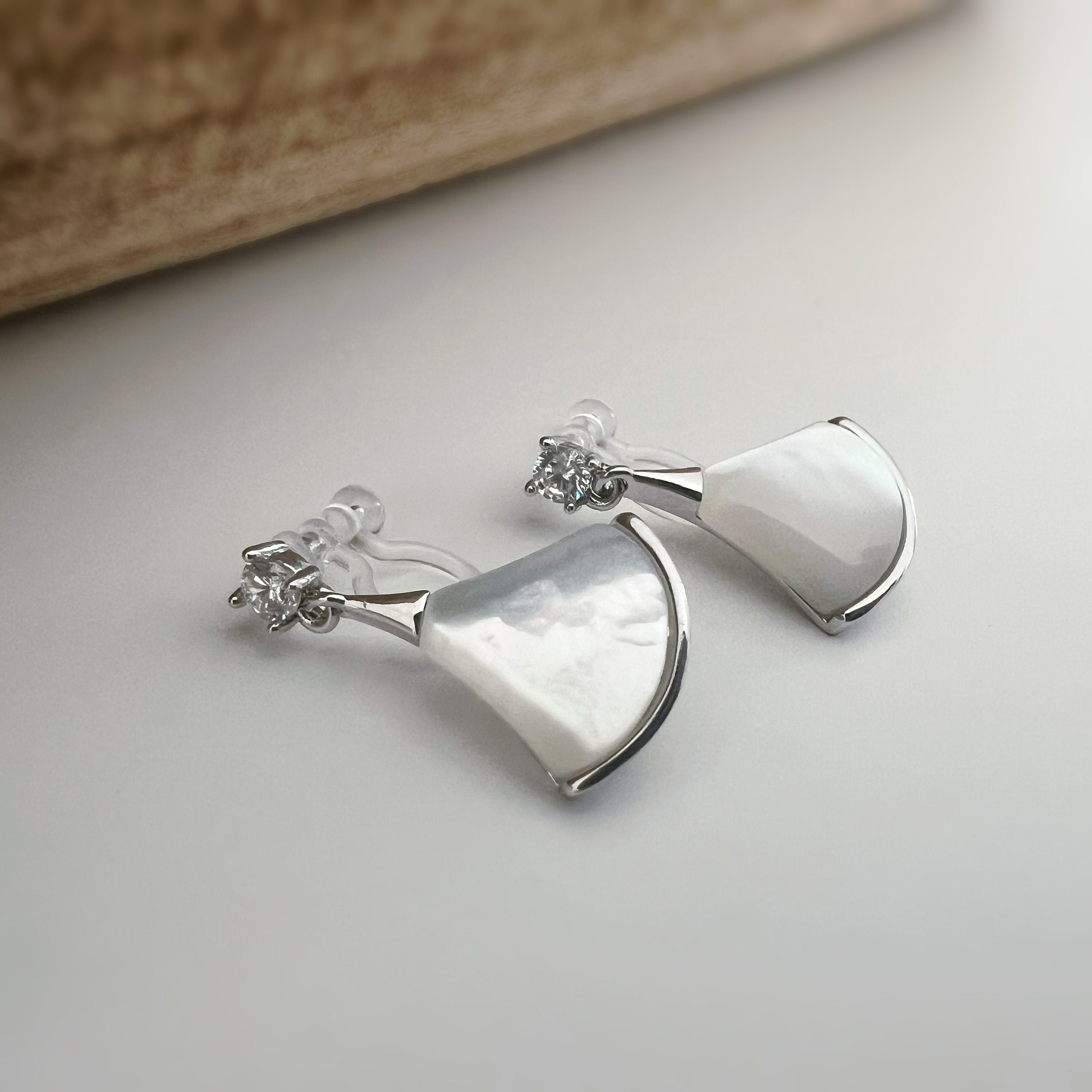 Invisible ear CLIPS Gold / Silver White mother-of-pearl fan shape Small round Zircon. Delicate minimalist earrings