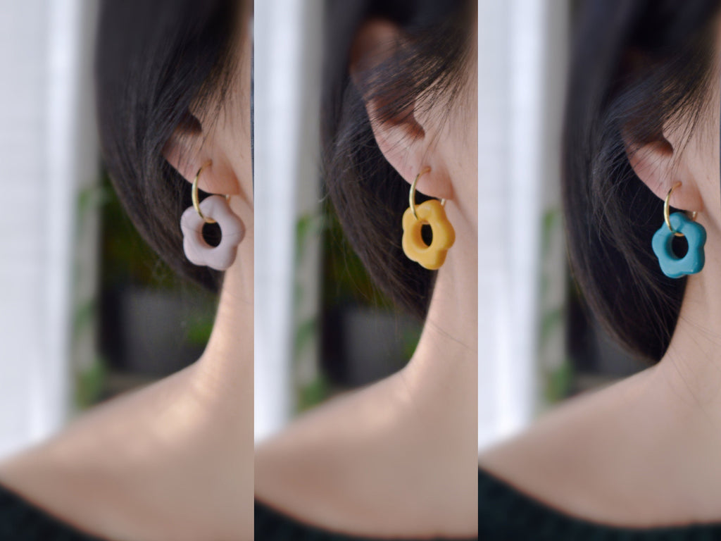 2 EN 1 Créoles Clips 20mm Argent/ Or Cercles fleur jaune / bleu / rose, Clips d'oreilles Anneaux Boucles d'oreilles à clips.