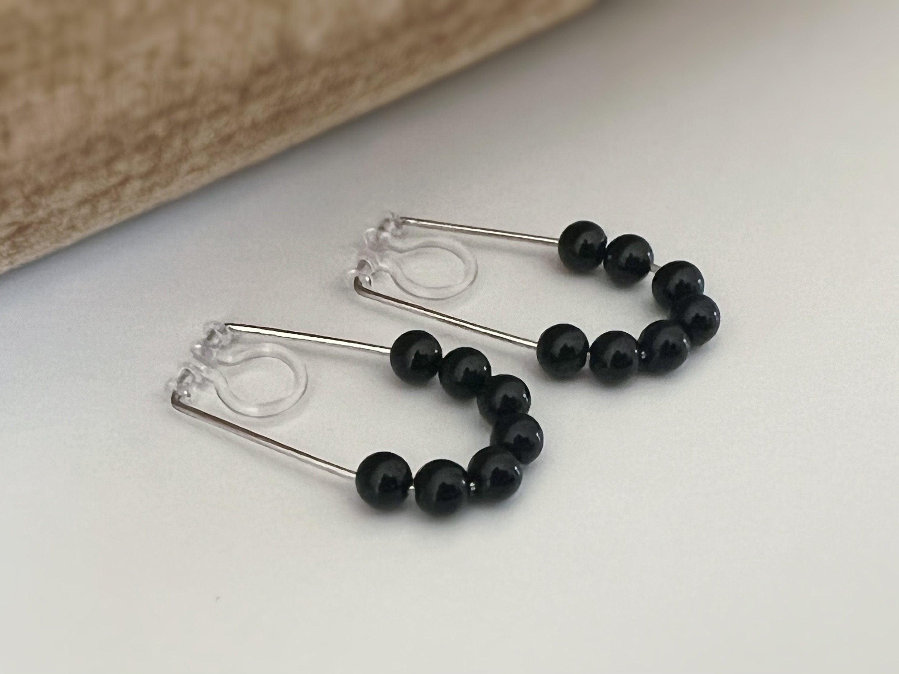 Créoles couleur Argent Clips Invisibles Petites perles agate noire, Boucles d'oreille CLIPS, oreilles non percées.