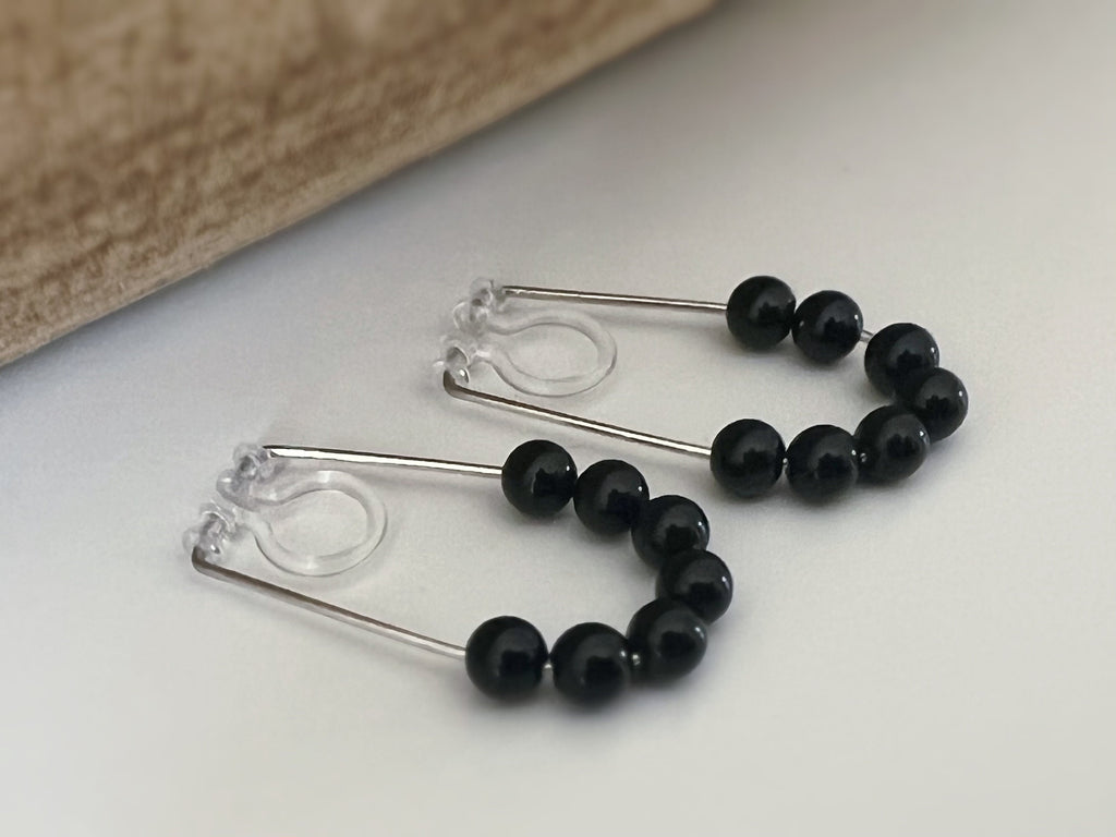 Créoles couleur Argent Clips Invisibles Petites perles agate noire, Boucles d'oreille CLIPS, oreilles non percées.