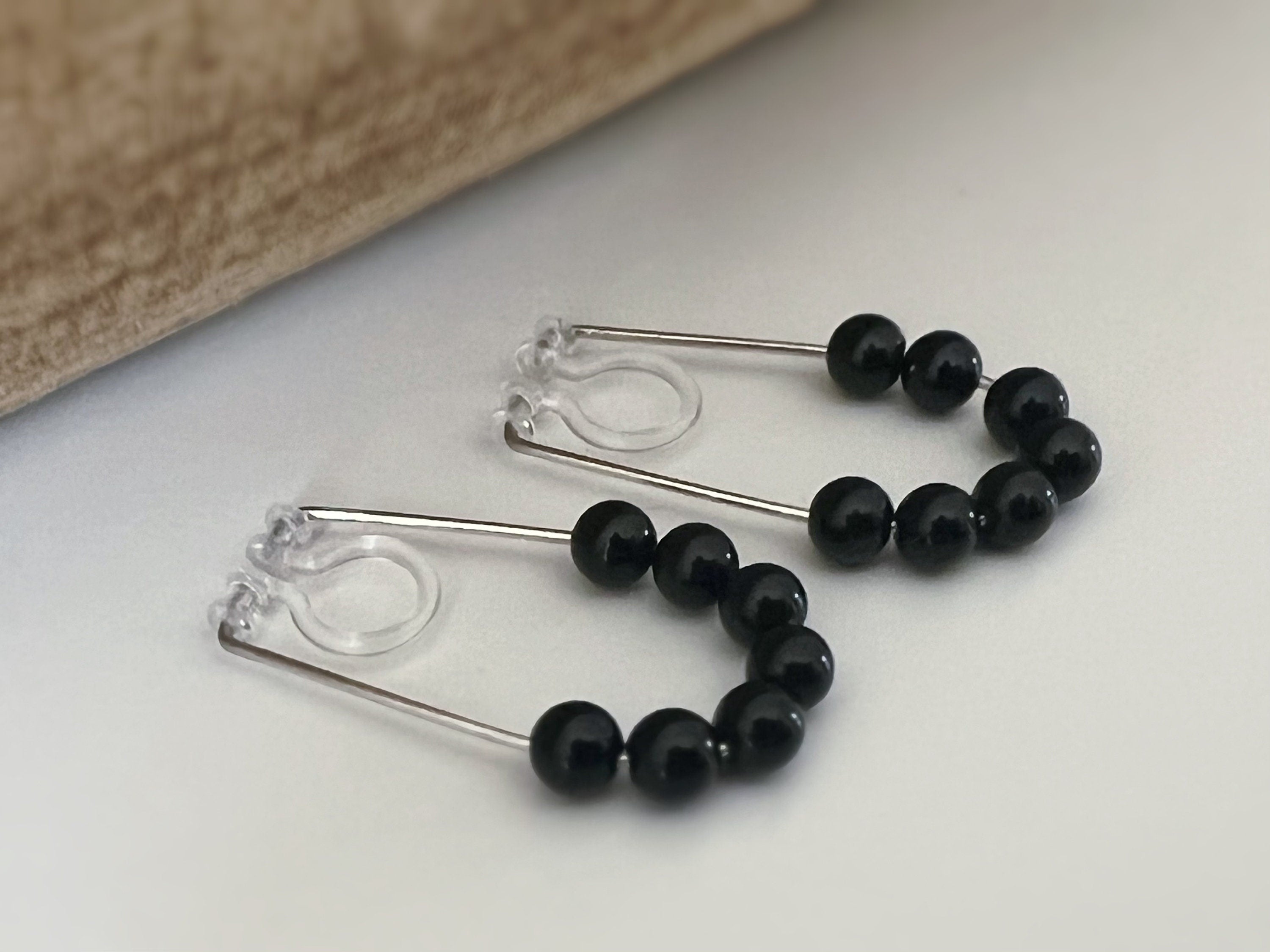Créoles couleur Argent Clips Invisibles Petites perles agate noire, Boucles d'oreille CLIPS, oreilles non percées.