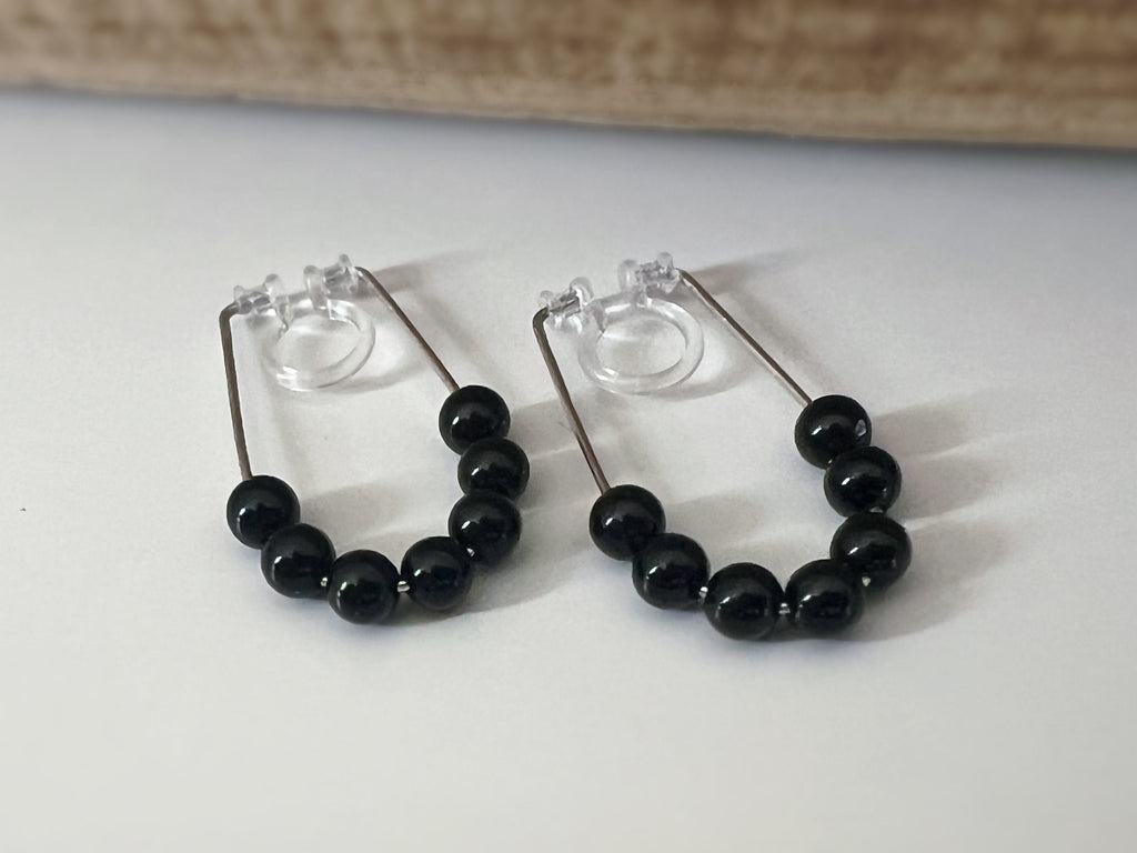 Créoles couleur Argent Clips Invisibles Petites perles agate noire, Boucles d'oreille CLIPS, oreilles non percées.