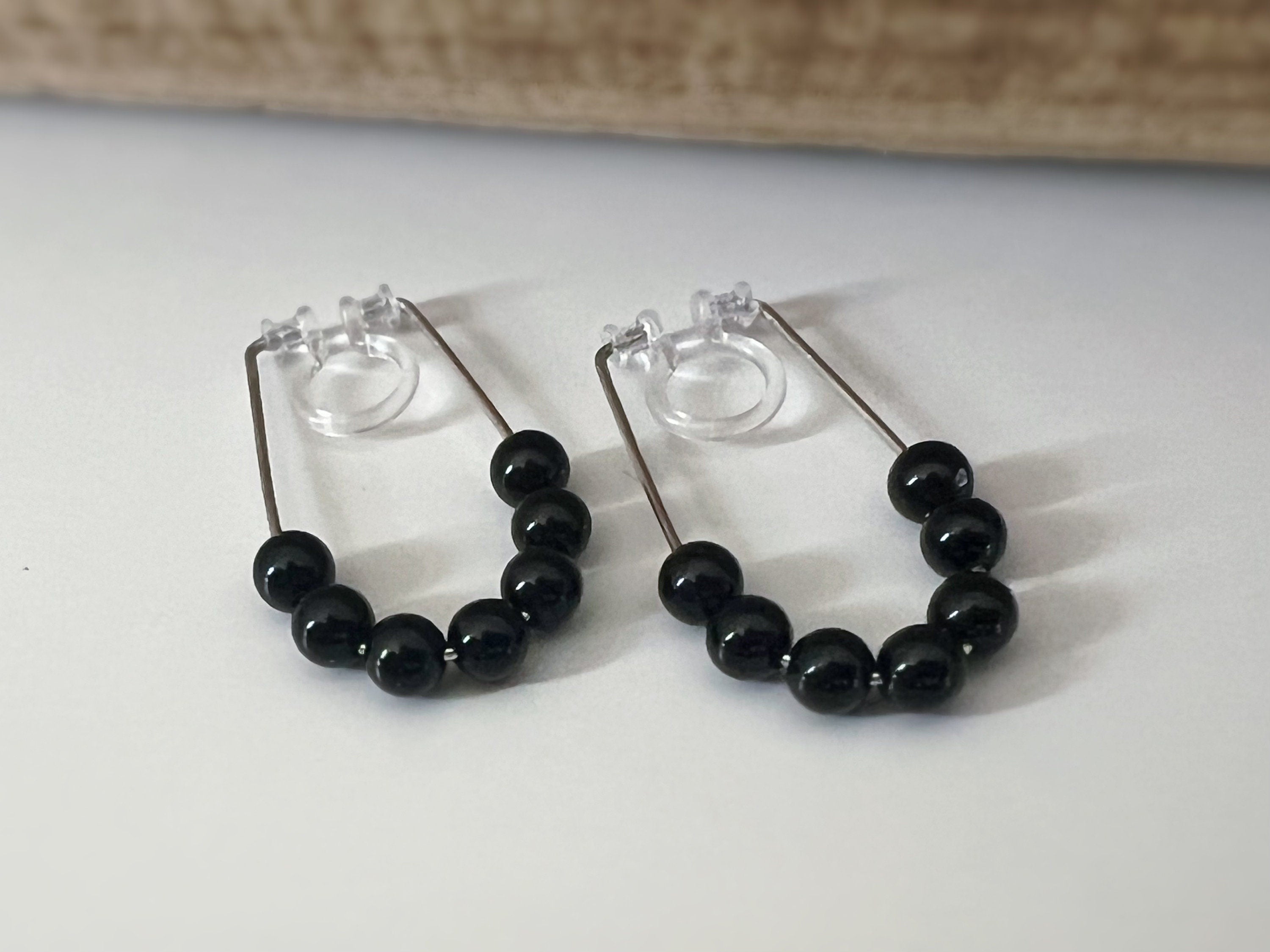 Créoles couleur Argent Clips Invisibles Petites perles agate noire, Boucles d'oreille CLIPS, oreilles non percées.
