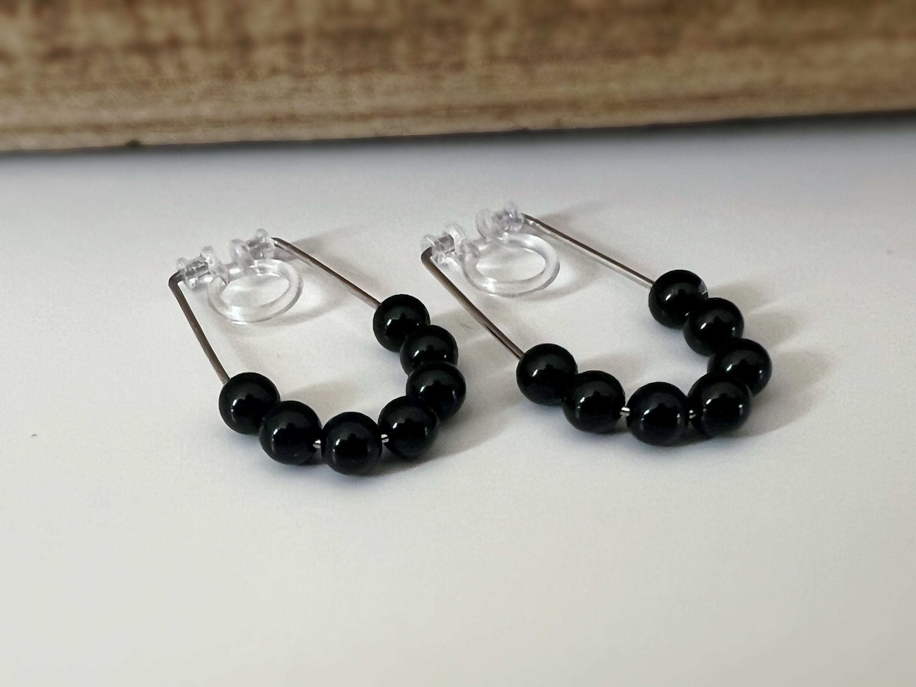 Créoles couleur Argent Clips Invisibles Petites perles agate noire, Boucles d'oreille CLIPS, oreilles non percées.
