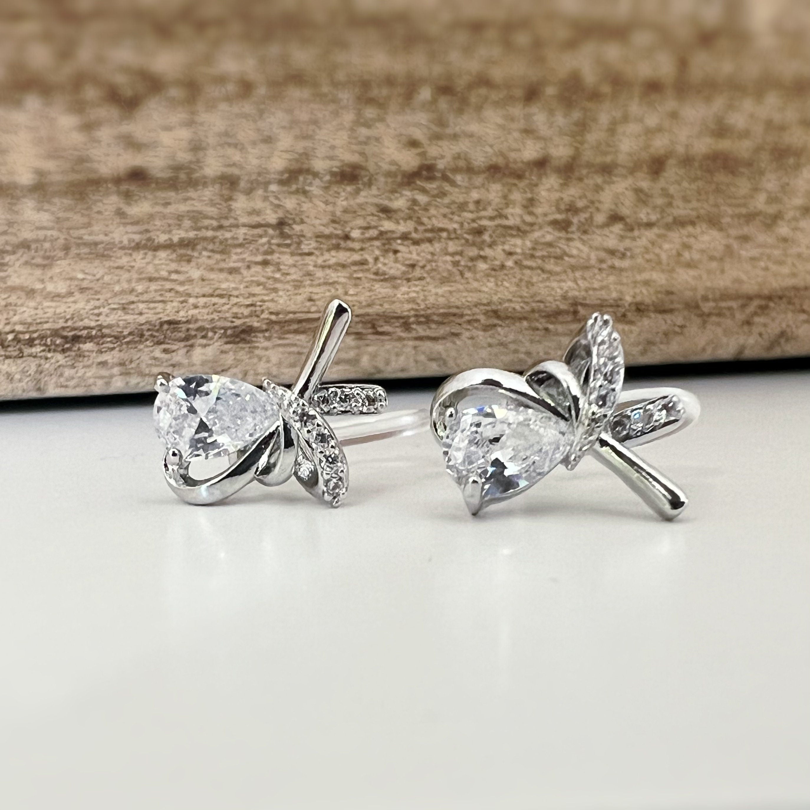Clips d'oreilles invisibles Noeud de papillon mini pierre zircon goutte d'eau transparent. CLIPS confortable prêt à offrir