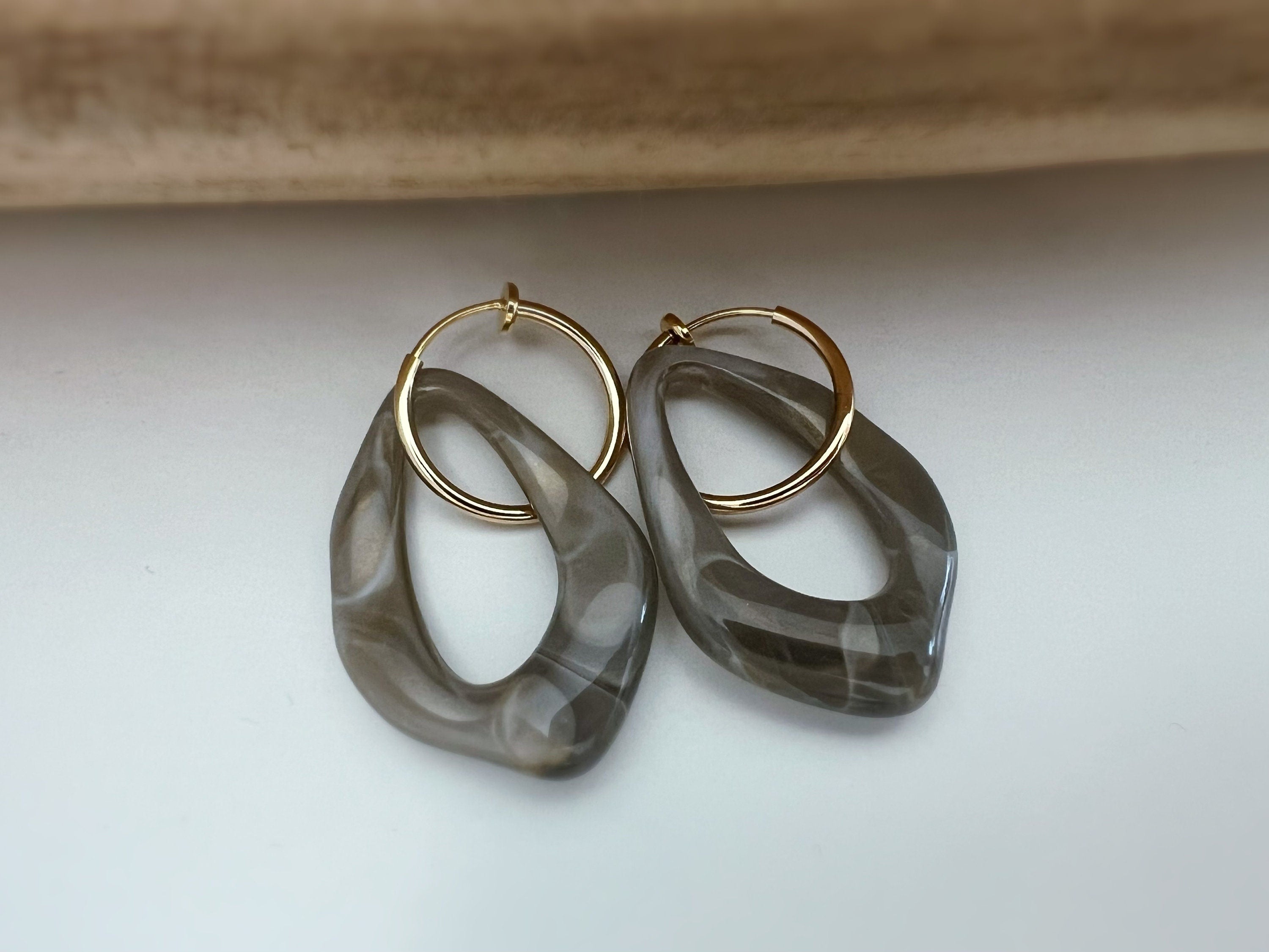 2 EN 1, Clips d'oreilles Anneaux Grand Losange Acétate Vert Marron transparent. Créoles Clips 20mm Argent / Or. CLIPS confortable