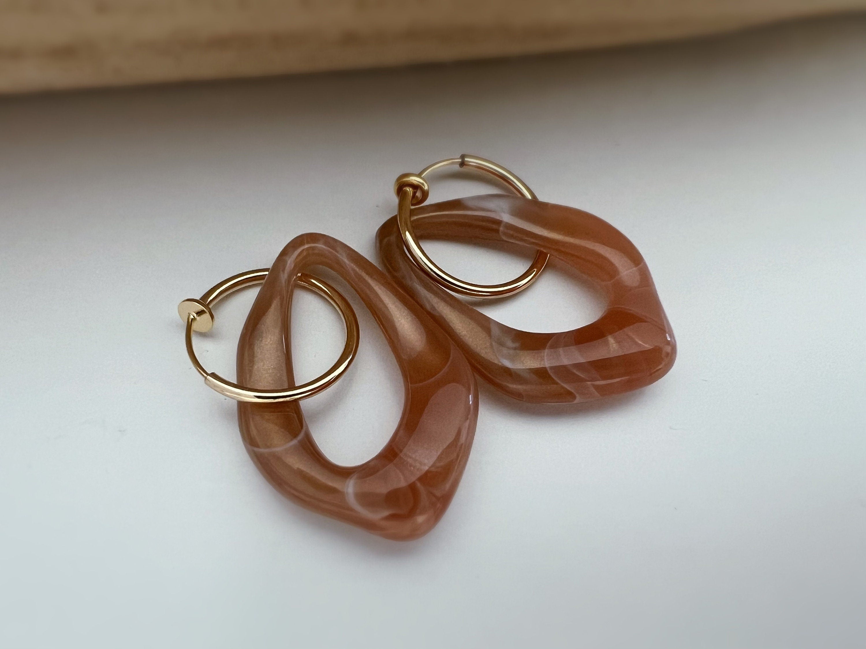 2 EN 1, Clips d'oreilles Anneaux Grand Losange Acétate Vert Marron transparent. Créoles Clips 20mm Argent / Or. CLIPS confortable