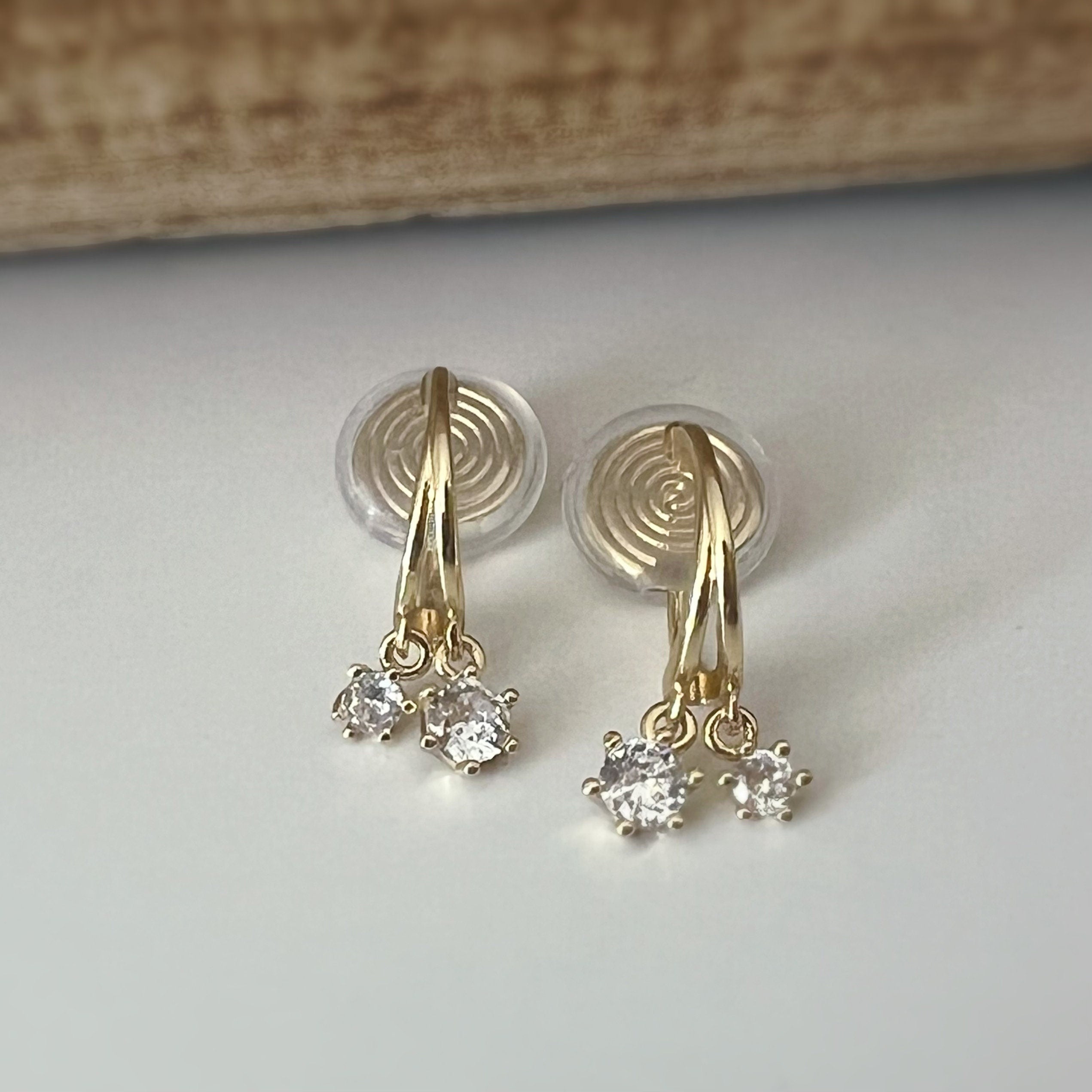 SANS DOULEUR ! Boucles d'oreilles CLIPS U spirale Petit cercle double Mini Pierres Zircon Rond plaqué d'Or. Clips d'oreilles confortable.