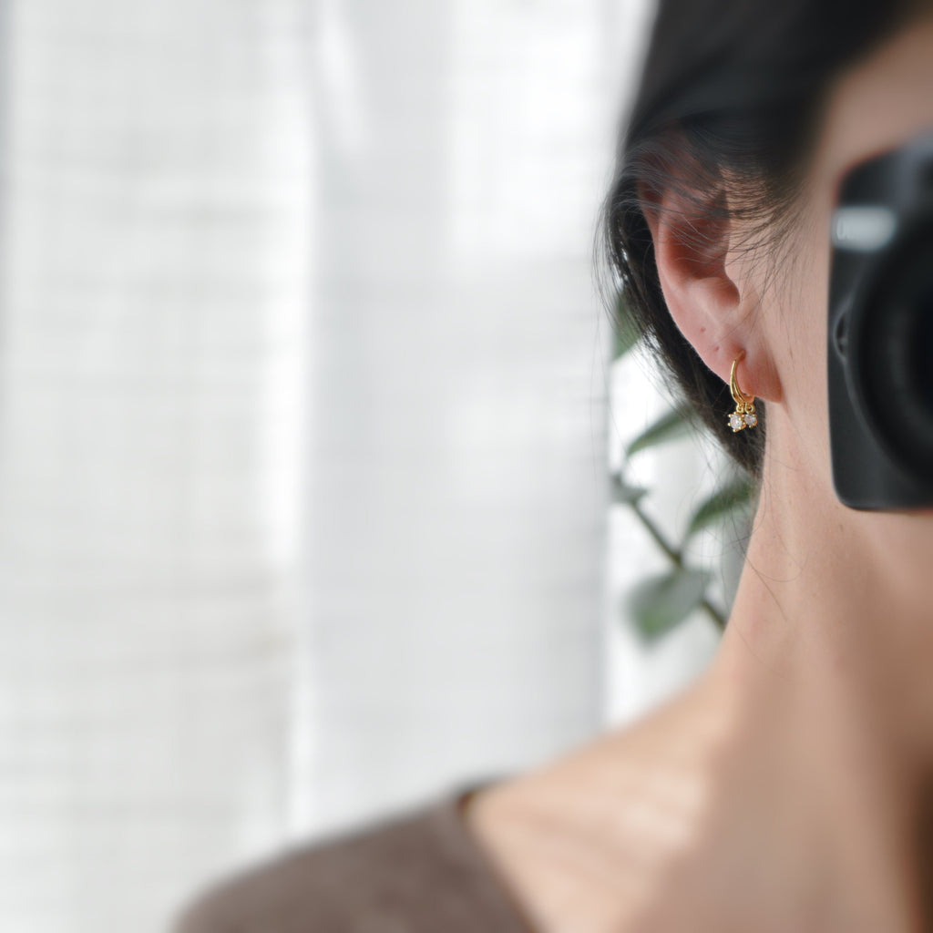 SANS DOULEUR ! Boucles d'oreilles CLIPS U spirale Petit cercle double Mini Pierres Zircon Rond plaqué d'Or. Clips d'oreilles confortable.