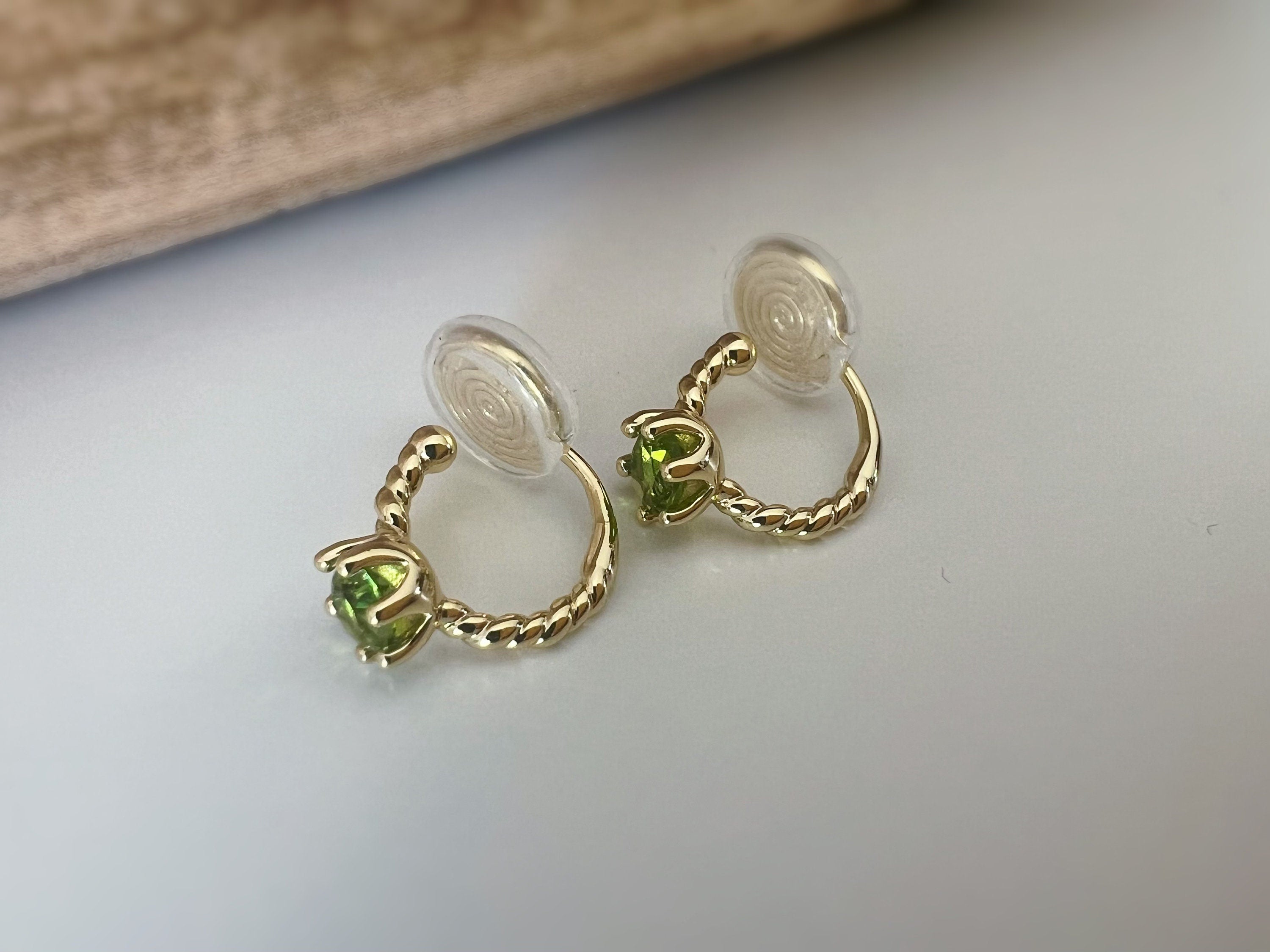 SANS DOULEUR ! Boucles d'oreilles CLIPS U spirale Cercle torsadé Pierre Zircon Rond Vert citron. Plaqué d'Or. Clips d'oreilles confortable