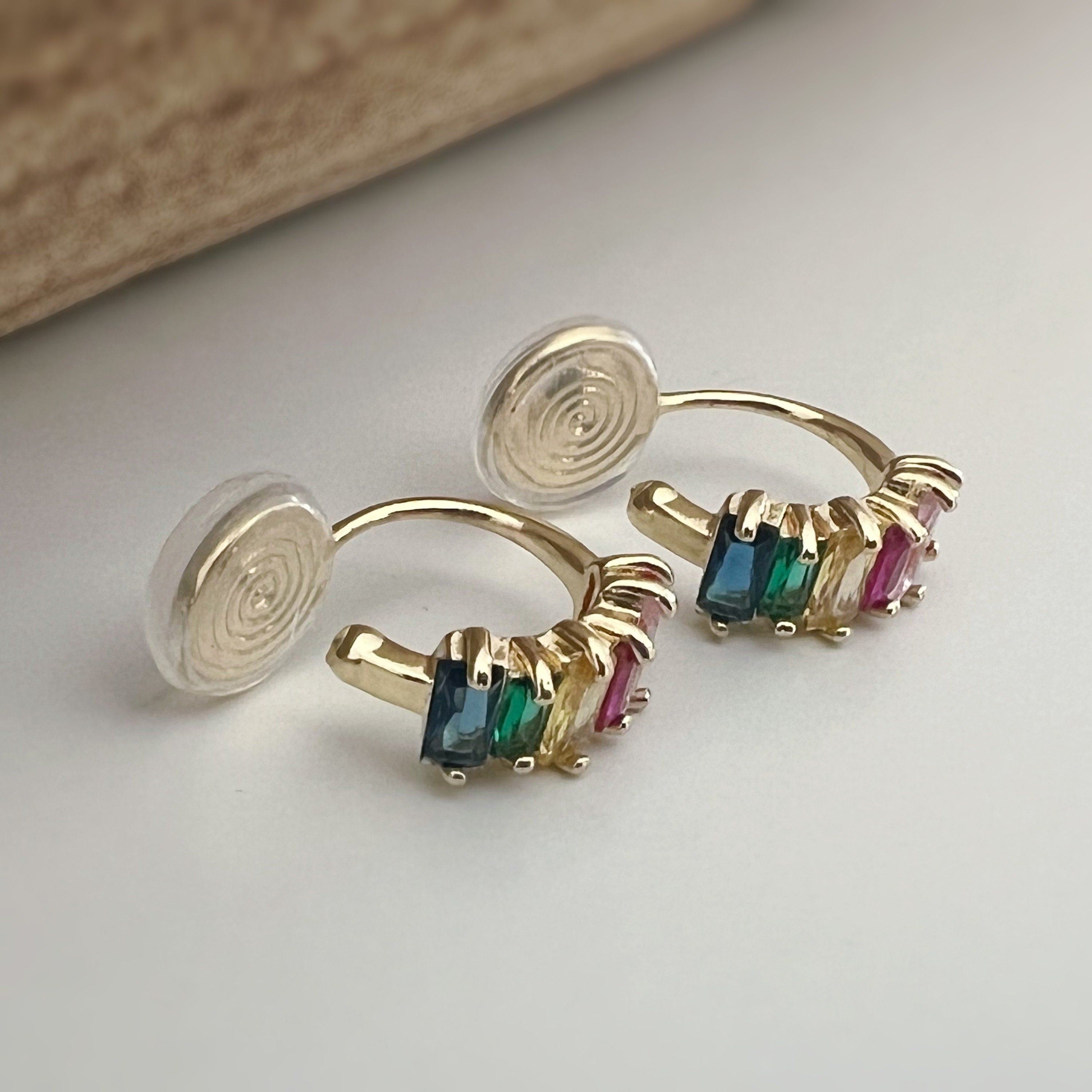 SANS DOULEUR ! Boucles d'oreilles CLIPS U spirale Cercle Mini Zircon rectangle coloré arc-en-ciel plaqué d'Or. Clips d'oreilles confortable.