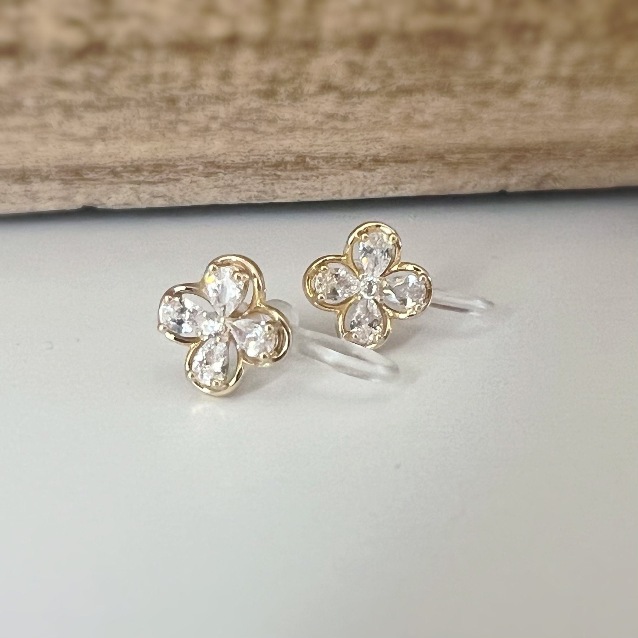 Mini CLIPS d'oreilles invisibles, Mini Fleur quatre pétales Or Zircon, Boucles d'oreilles clips confortable délicat minimaliste