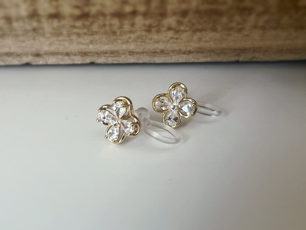 Mini CLIPS d'oreilles invisibles, Mini Fleur quatre pétales Or Zircon, Boucles d'oreilles clips confortable délicat minimaliste