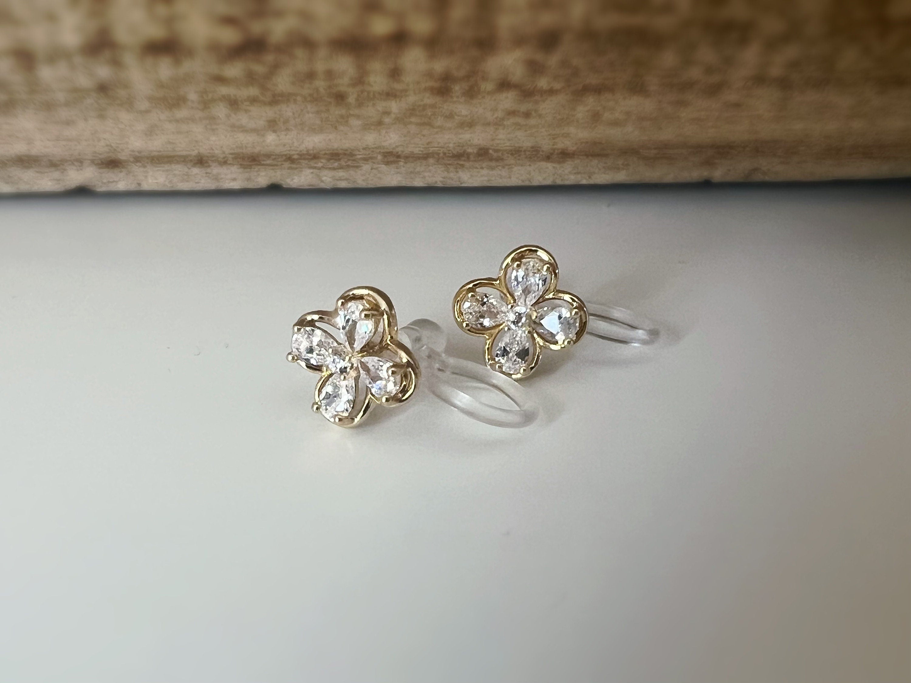 Mini CLIPS d'oreilles invisibles, Mini Fleur quatre pétales Or Zircon, Boucles d'oreilles clips confortable délicat minimaliste