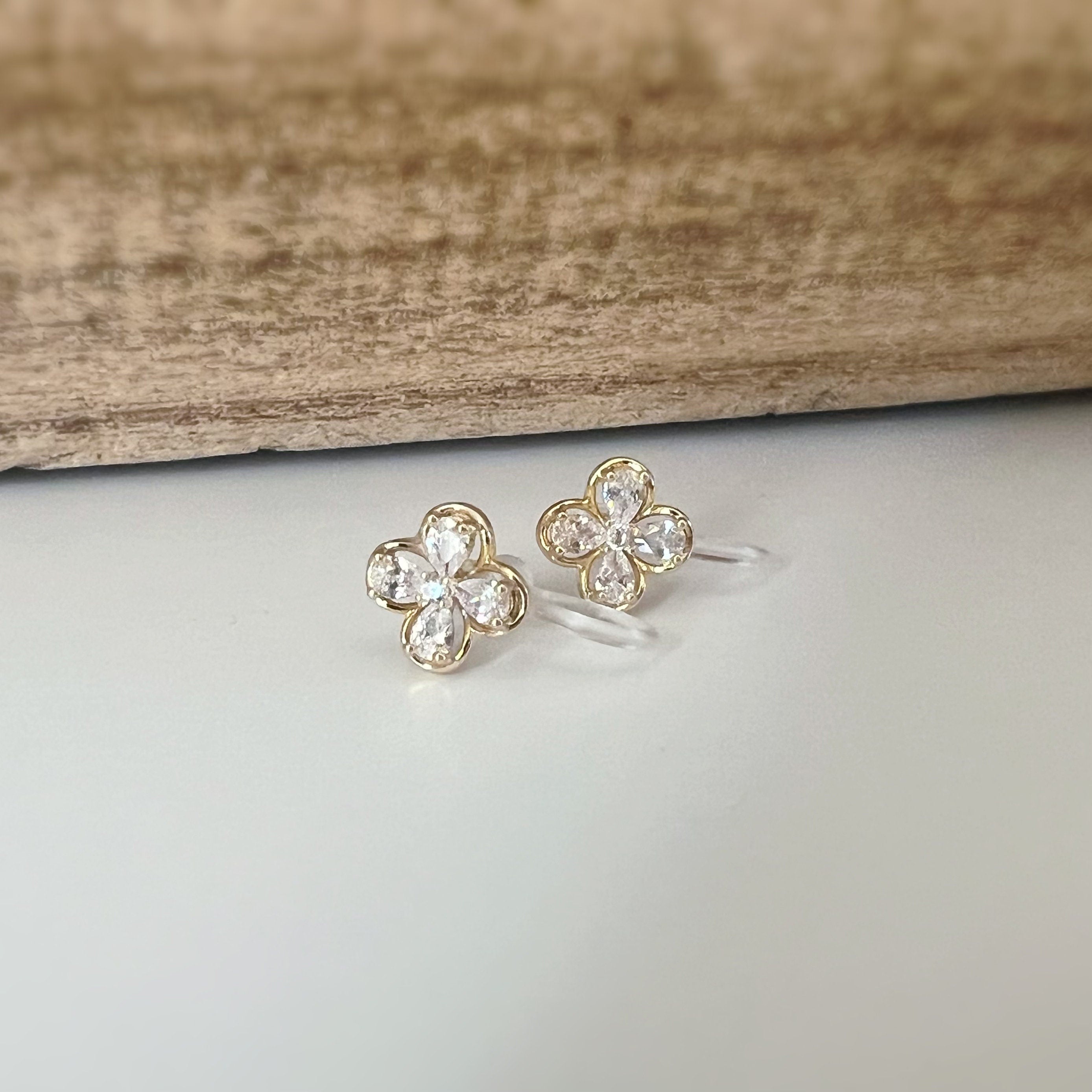 Mini CLIPS d'oreilles invisibles, Mini Fleur quatre pétales Or Zircon, Boucles d'oreilles clips confortable délicat minimaliste
