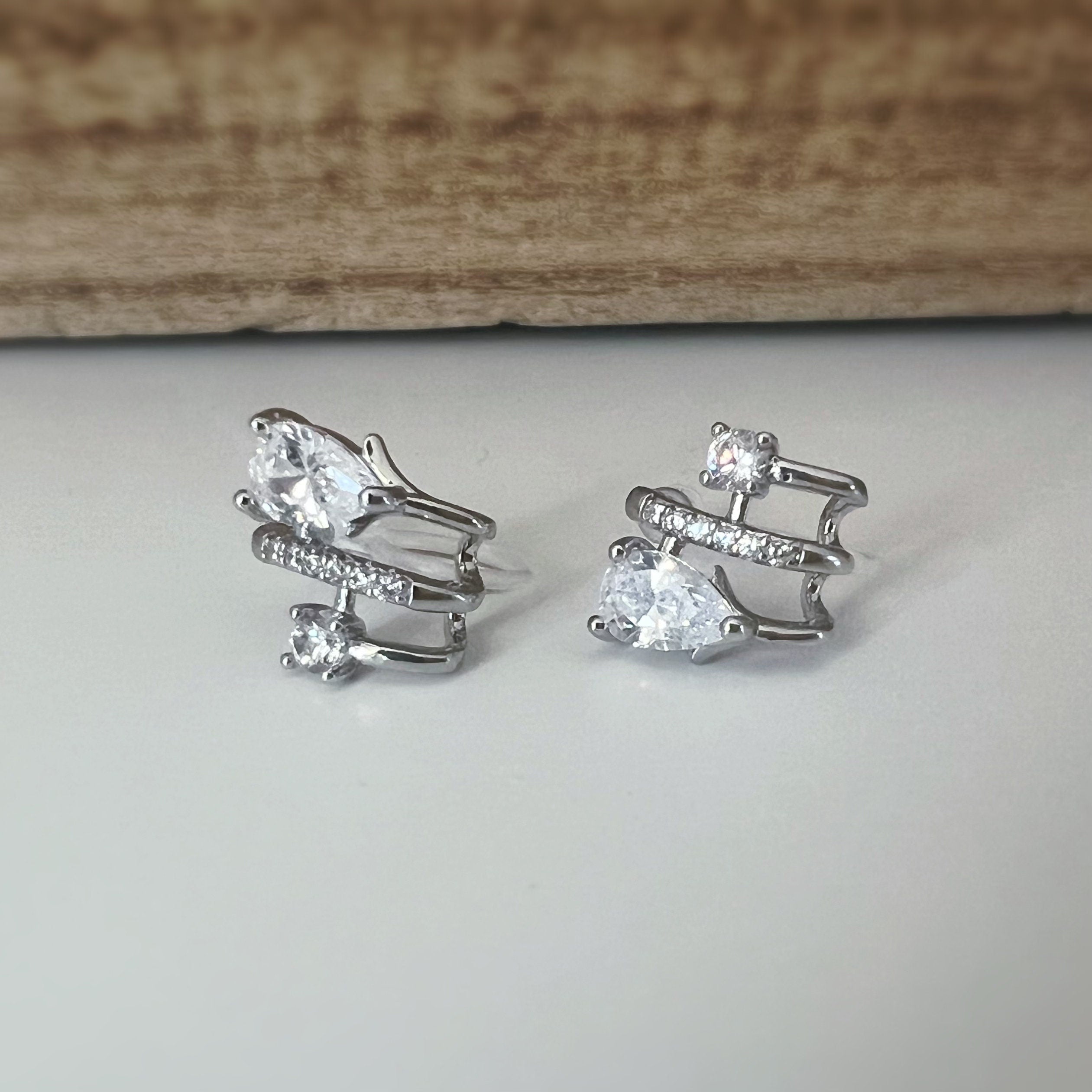 Boucles d'oreilles Clips invisible argent, triple demi-cercle Mini zircon goutte d'eau, Clips d'oreilles. Bijoux quotidien. Prêt à offrir.