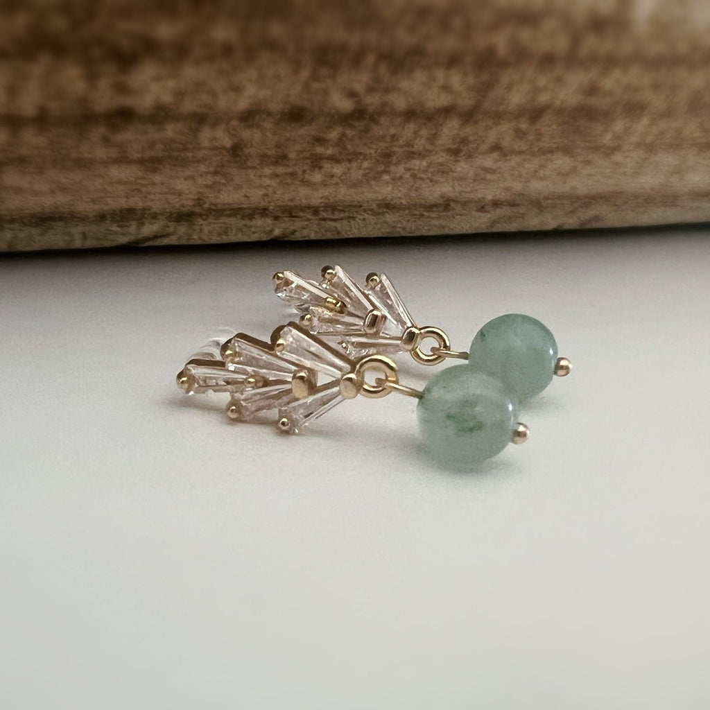 Boucles d'oreilles Clips INVISIBLES, clips d'oreilles pendants feuilles Zircon Argent/ Or avec perle verte Bijoux quotidien. Prêt à offrir.