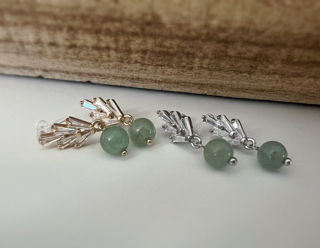 Boucles d'oreilles Clips INVISIBLES, clips d'oreilles pendants feuilles Zircon Argent/ Or avec perle verte Bijoux quotidien. Prêt à offrir.