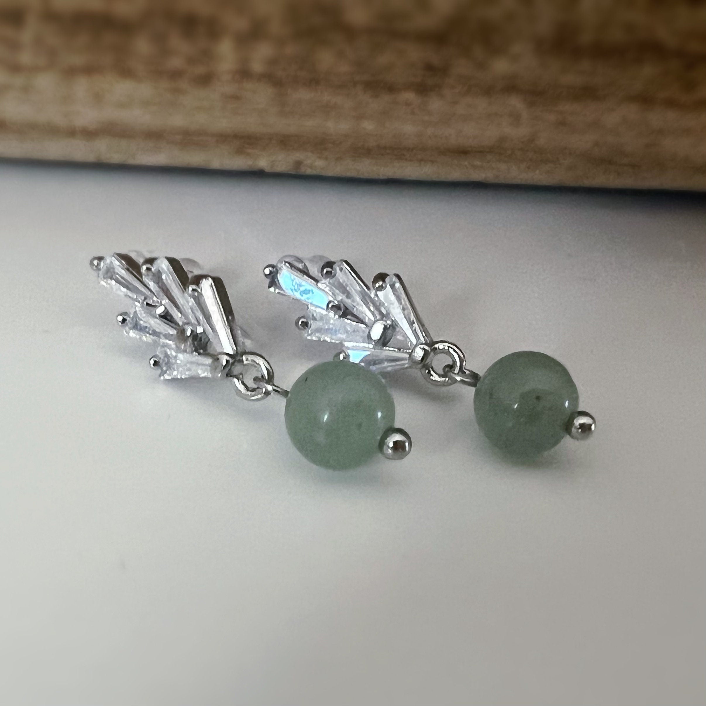 Boucles d'oreilles Clips INVISIBLES, clips d'oreilles pendants feuilles Zircon Argent/ Or avec perle verte Bijoux quotidien. Prêt à offrir.