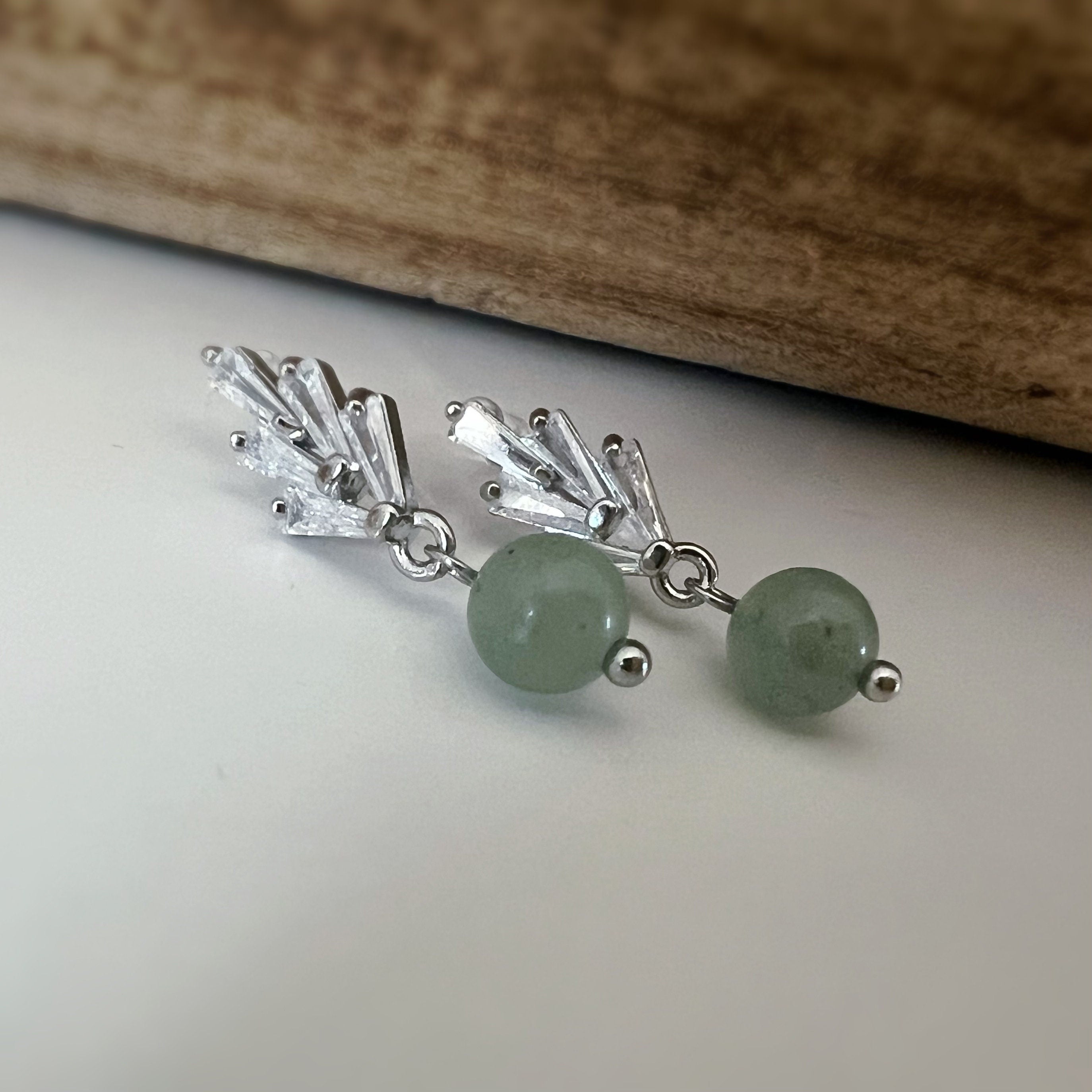 Boucles d'oreilles Clips INVISIBLES, clips d'oreilles pendants feuilles Zircon Argent/ Or avec perle verte Bijoux quotidien. Prêt à offrir.