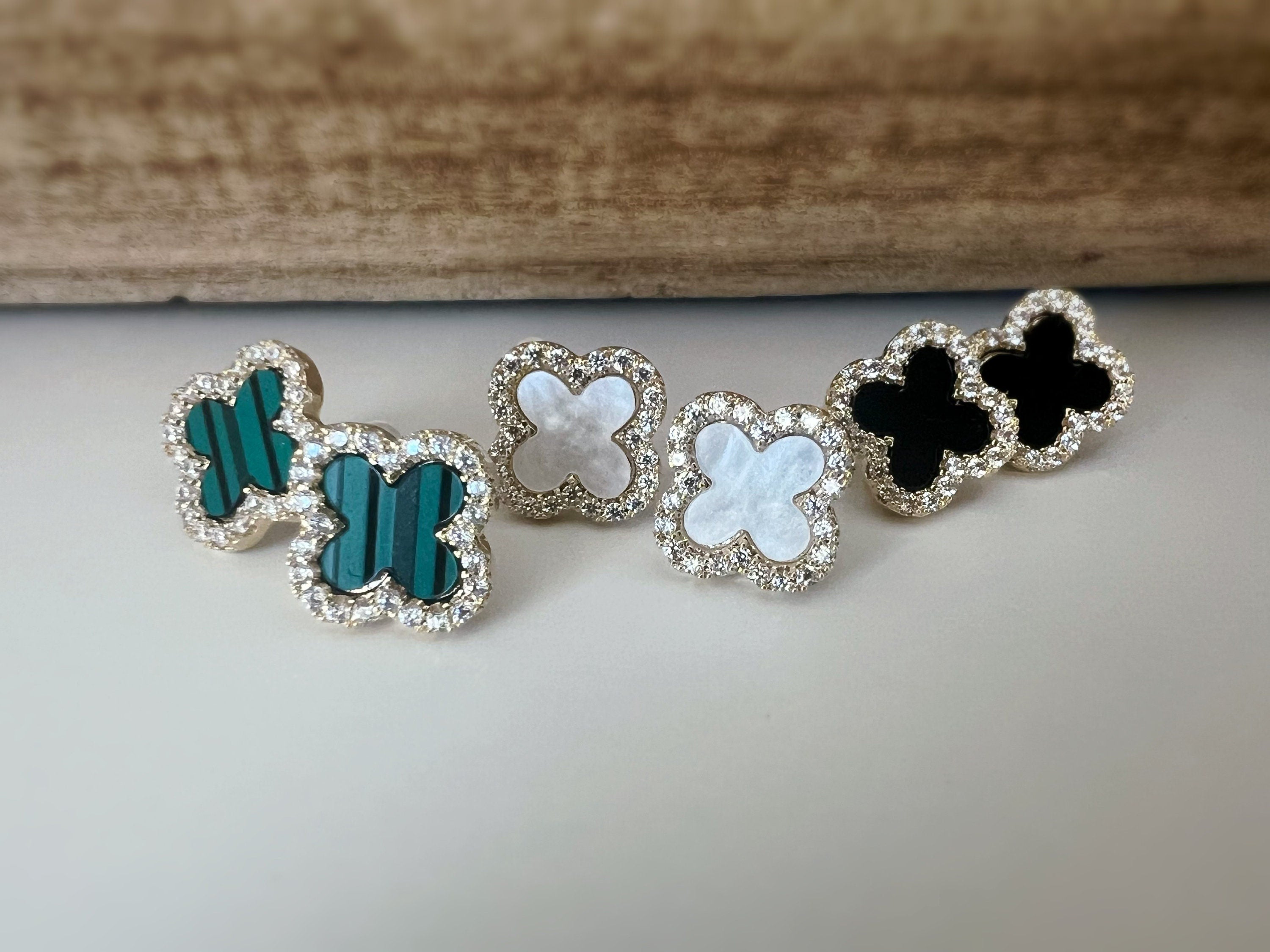 CLIPS d'oreilles invisibles, Trèfle à 4 feuilles or porte bonheur mini zircon Noir/ Blanc/ Vert Boucles d'oreilles clips confortable délicat