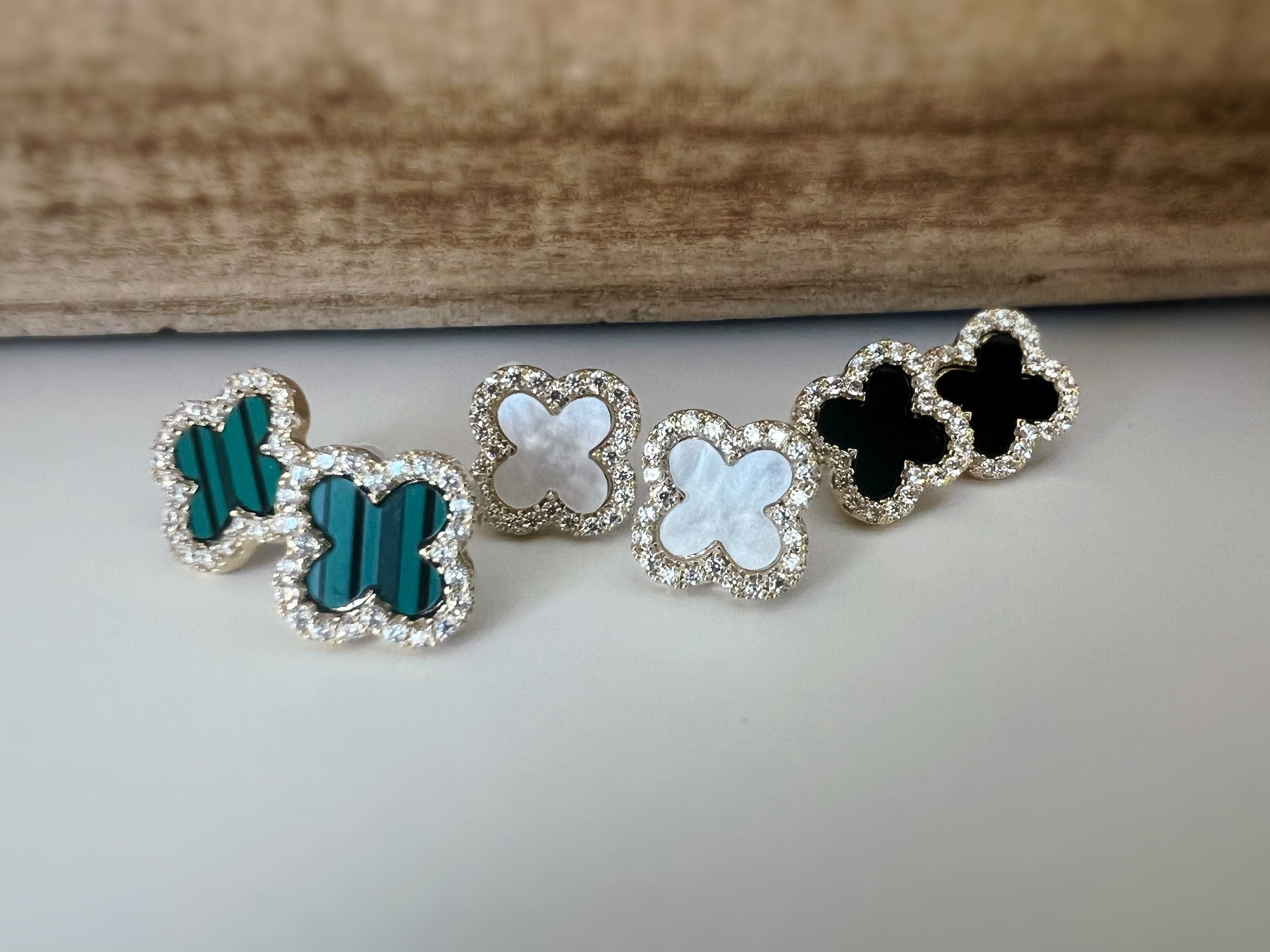 CLIPS d'oreilles invisibles, Trèfle à 4 feuilles or porte bonheur mini zircon Noir/ Blanc/ Vert Boucles d'oreilles clips confortable délicat