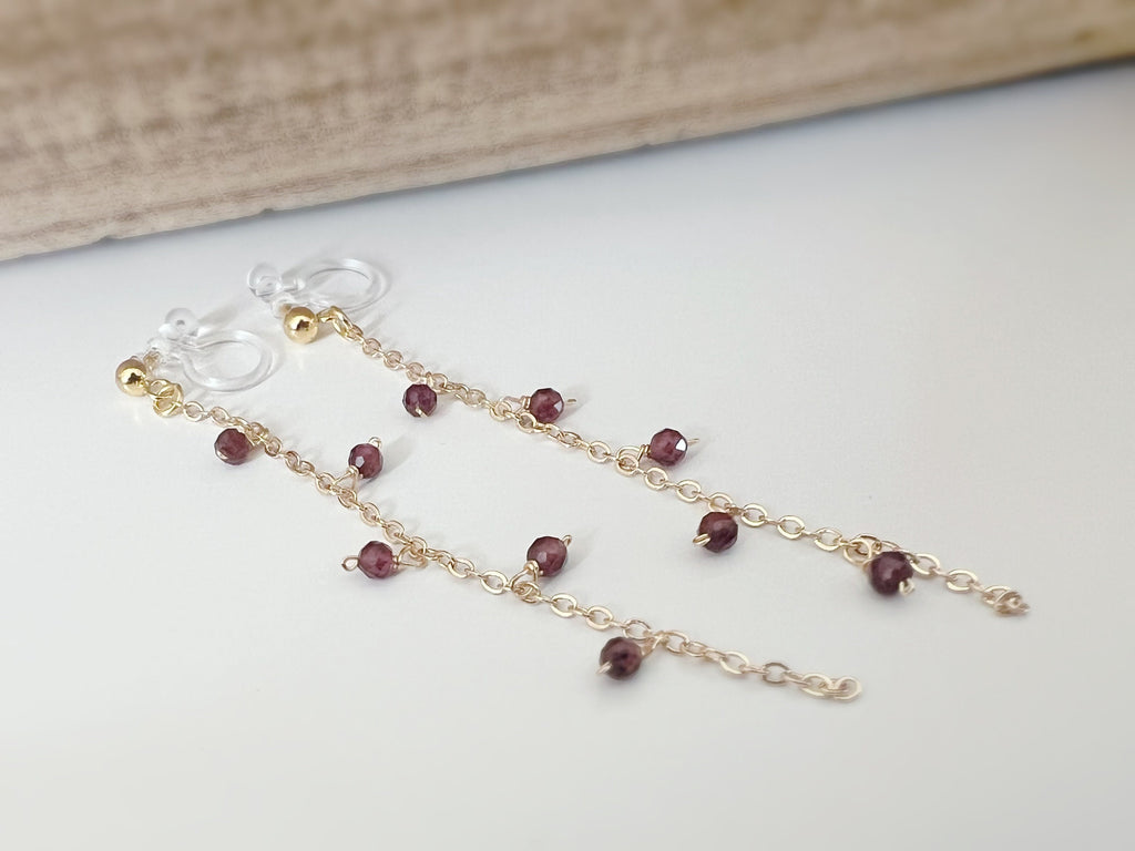 Longues Boucles d'oreilles Clips INVISIBLES, Clips d'oreilles pendants Mini perles facettes Rouge / Noir Chaîne or. Bijoux quotidien.