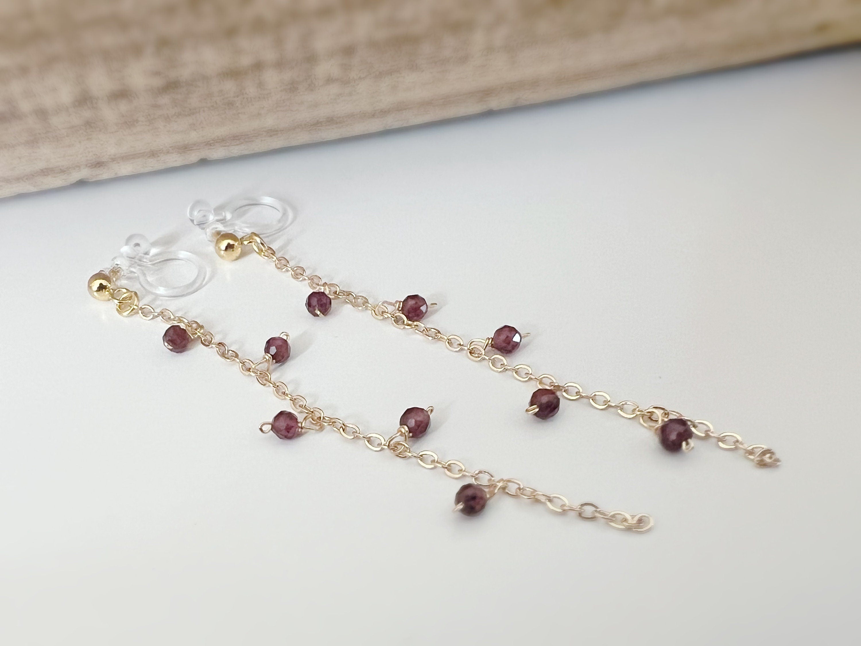 Longues Boucles d'oreilles Clips INVISIBLES, Clips d'oreilles pendants Mini perles facettes Rouge / Noir Chaîne or. Bijoux quotidien.