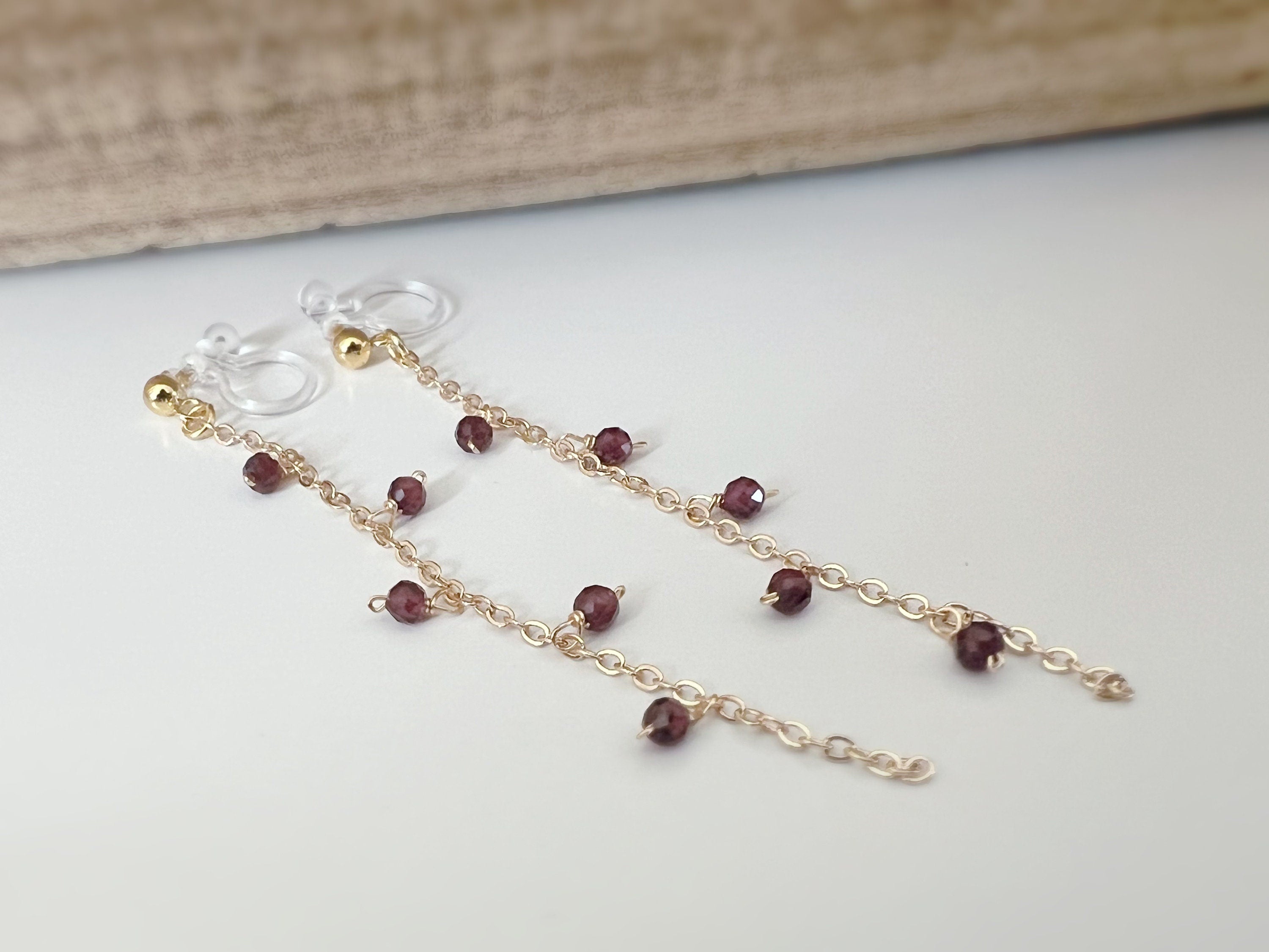 Longues Boucles d'oreilles Clips INVISIBLES, Clips d'oreilles pendants Mini perles facettes Rouge / Noir Chaîne or. Bijoux quotidien.