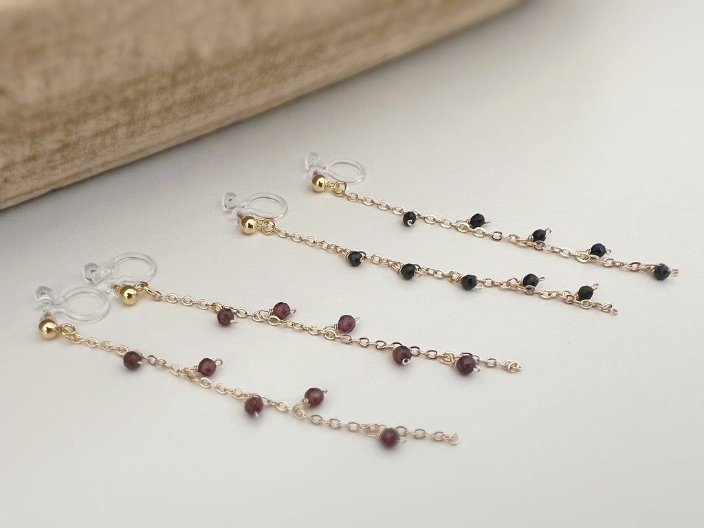 Longues Boucles d'oreilles Clips INVISIBLES, Clips d'oreilles pendants Mini perles facettes Rouge / Noir Chaîne or. Bijoux quotidien.
