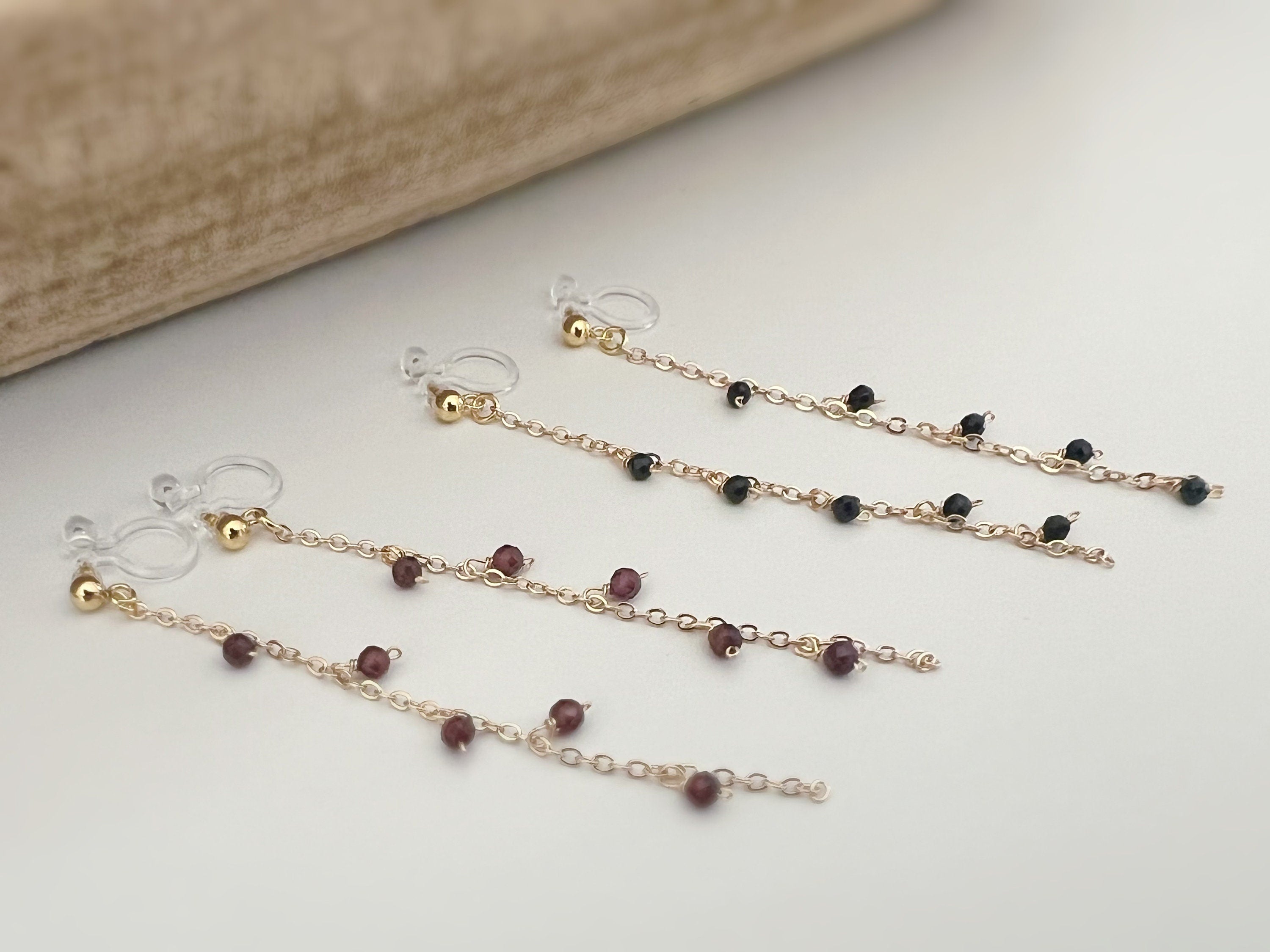 Longues Boucles d'oreilles Clips INVISIBLES, Clips d'oreilles pendants Mini perles facettes Rouge / Noir Chaîne or. Bijoux quotidien.