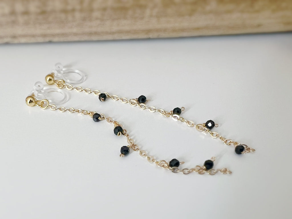 Longues Boucles d'oreilles Clips INVISIBLES, Clips d'oreilles pendants Mini perles facettes Rouge / Noir Chaîne or. Bijoux quotidien.