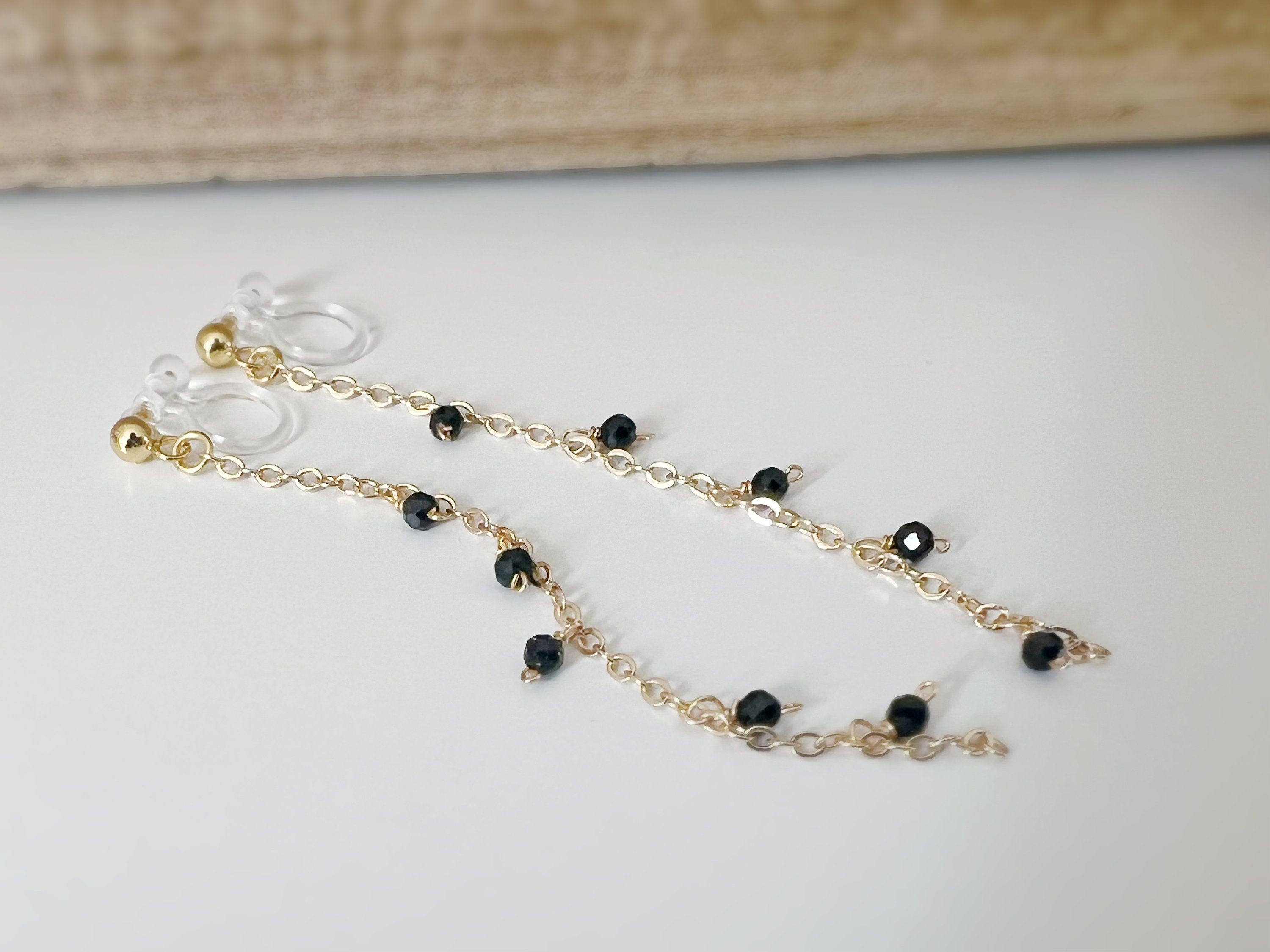 Longues Boucles d'oreilles Clips INVISIBLES, Clips d'oreilles pendants Mini perles facettes Rouge / Noir Chaîne or. Bijoux quotidien.