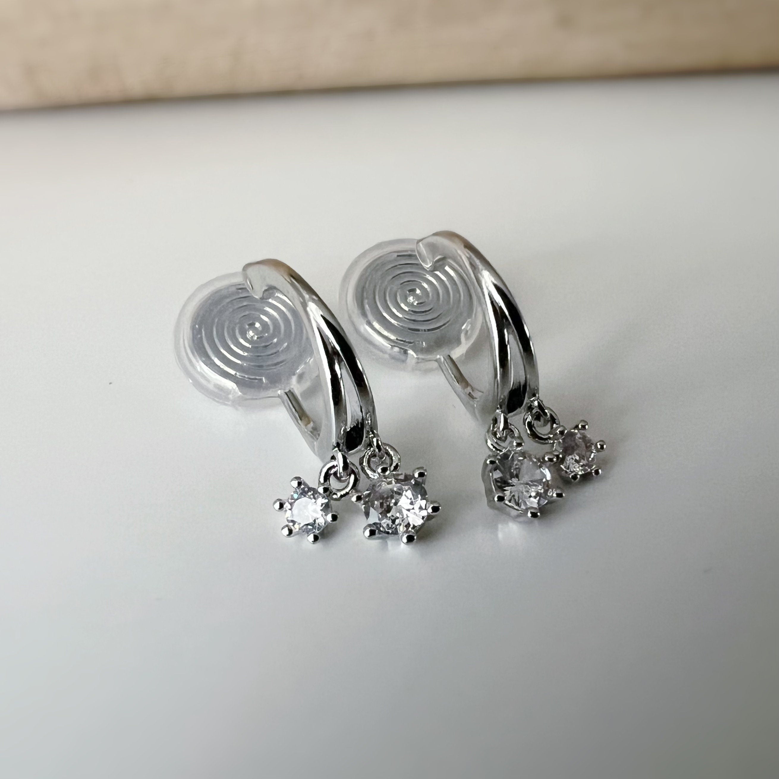 SANS DOULEUR ! Boucles d'oreilles CLIPS U spirale Petit cercle double Mini Pierres Zircon Rond plaqué d'Or. Clips d'oreilles confortable.