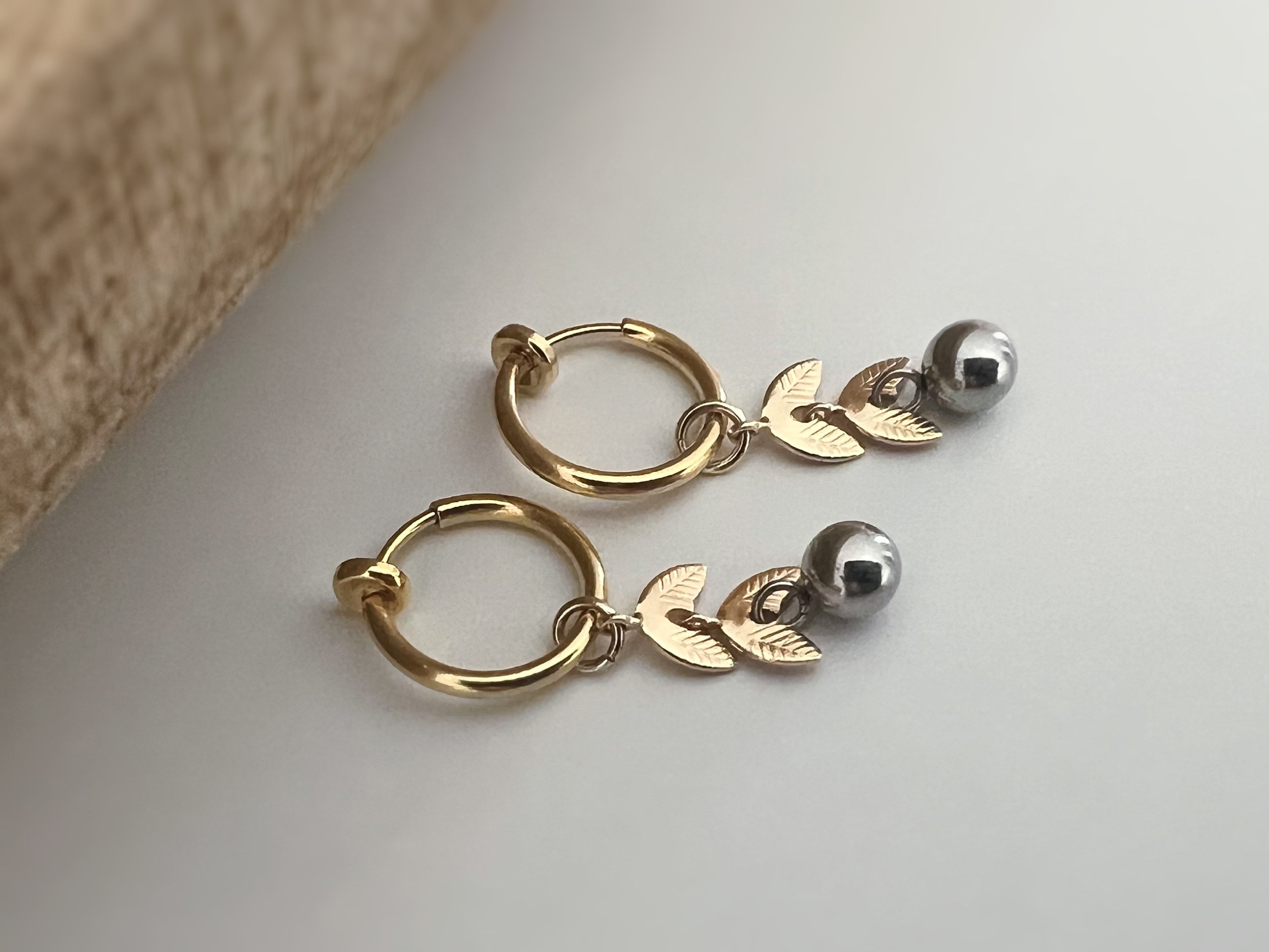 Clips d'oreille 2-EN-1 CLIPS pendants anneaux Créoles Chaîne feuilles Or avec petit perle argenté, Bijoux quotidien Anneaux 1.3cm