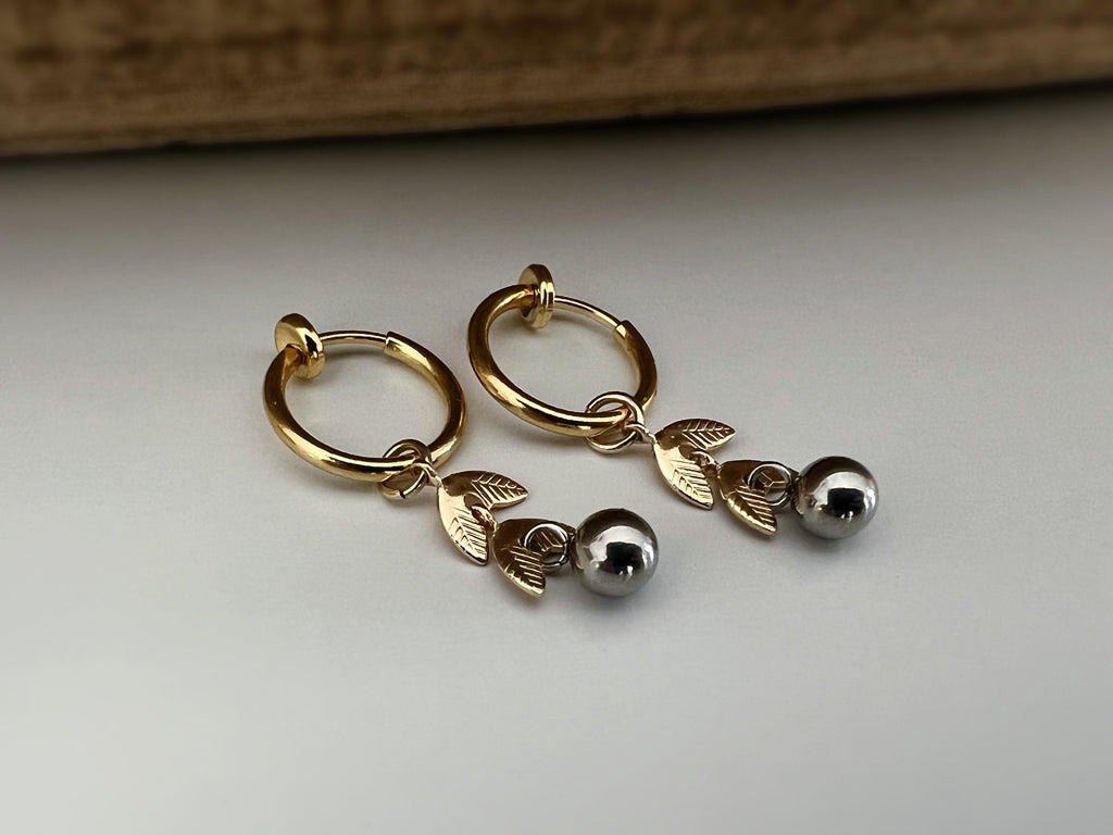 Clips d'oreille 2-EN-1 CLIPS pendants anneaux Créoles Chaîne feuilles Or avec petit perle argenté, Bijoux quotidien Anneaux 1.3cm