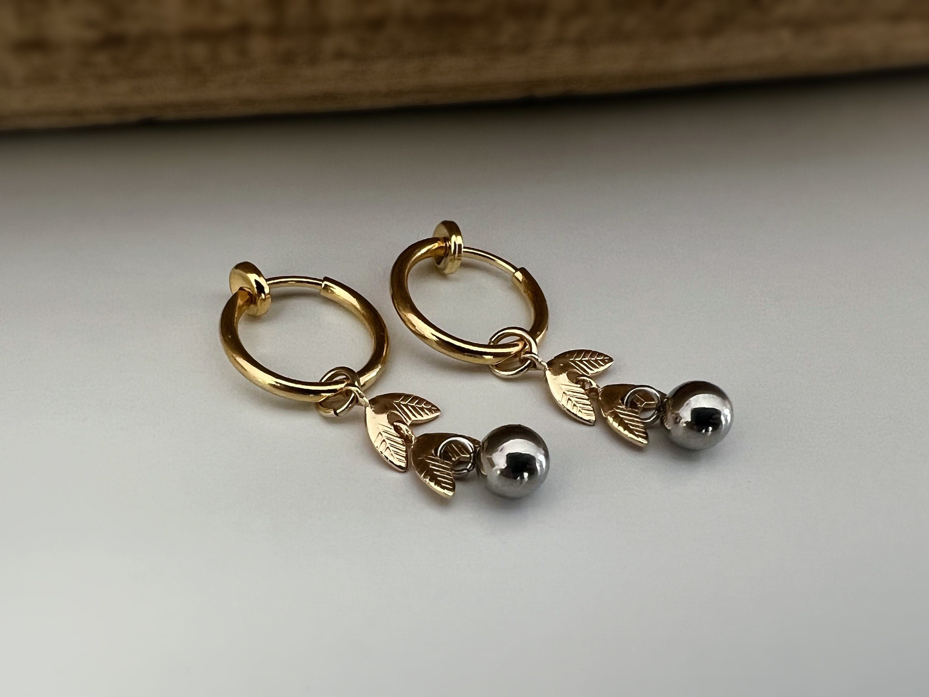 Clips d'oreille 2-EN-1 CLIPS pendants anneaux Créoles Chaîne feuilles Or avec petit perle argenté, Bijoux quotidien Anneaux 1.3cm