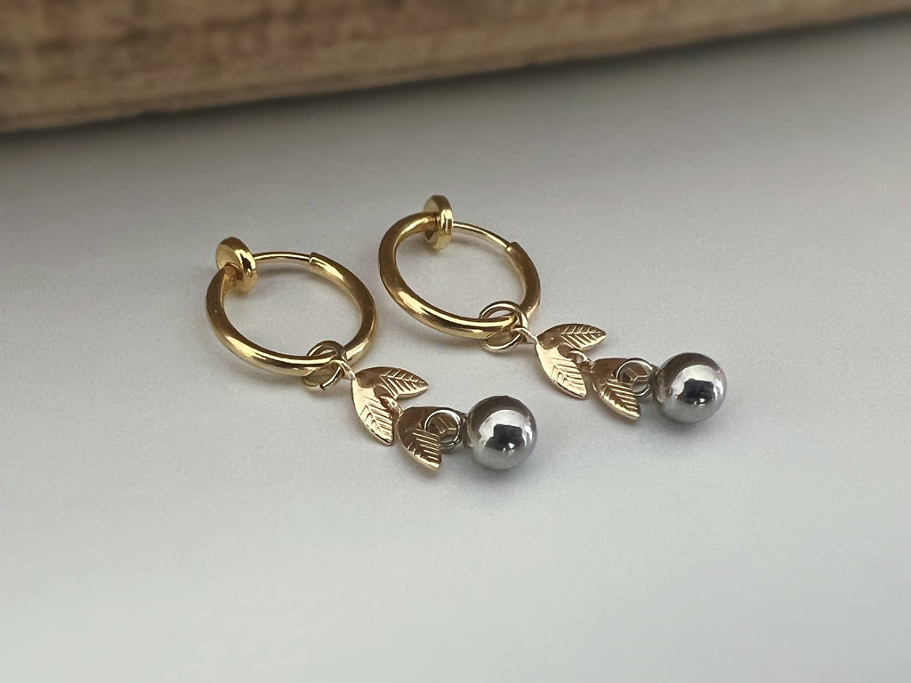 Clips d'oreille 2-EN-1 CLIPS pendants anneaux Créoles Chaîne feuilles Or avec petit perle argenté, Bijoux quotidien Anneaux 1.3cm