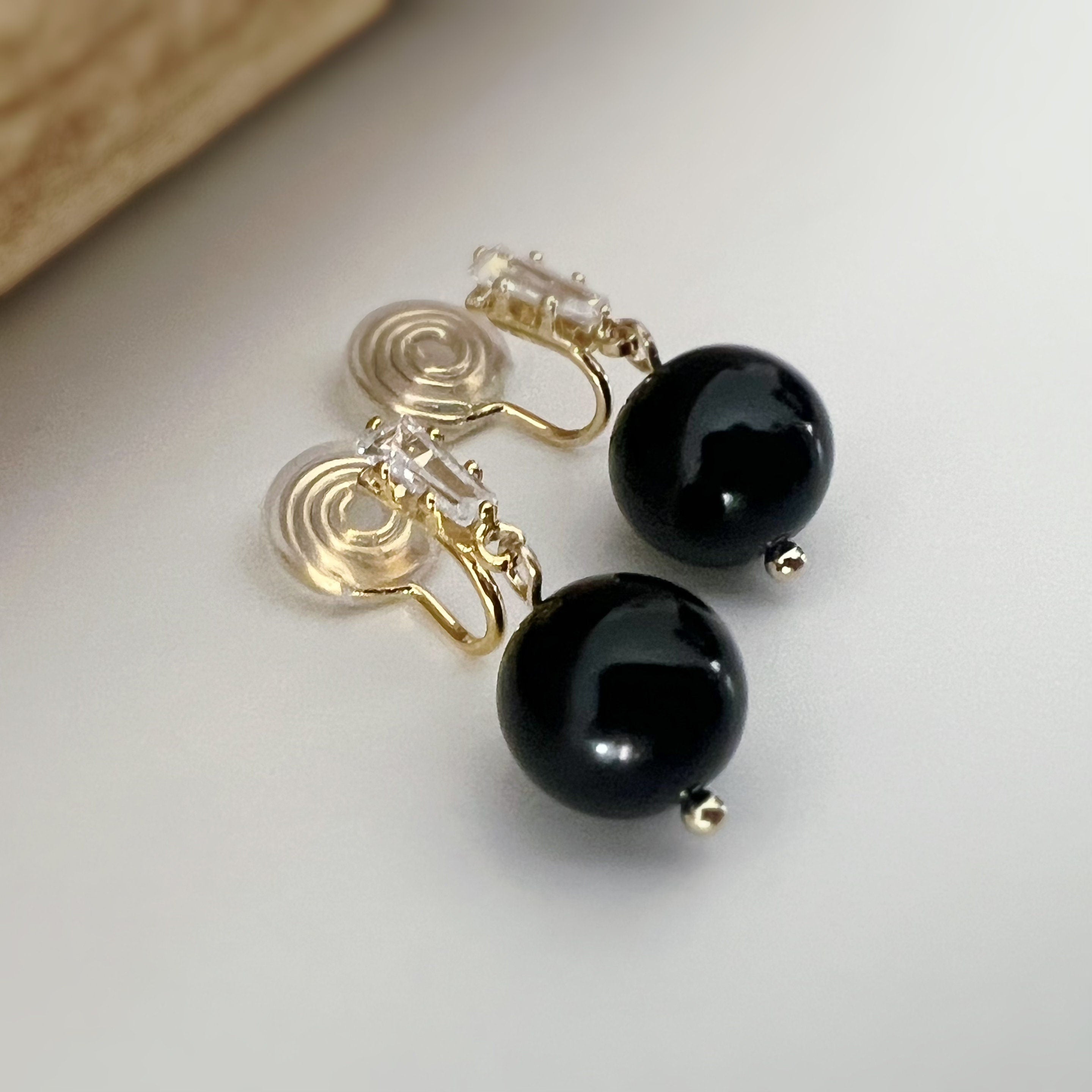 SANS DOULEUR ! Boucles d'oreilles CLIPS U Zircon spirale Perle Noir 10mm plaqué d'Or. Clips d'oreilles confortable. Prêt à offrir
