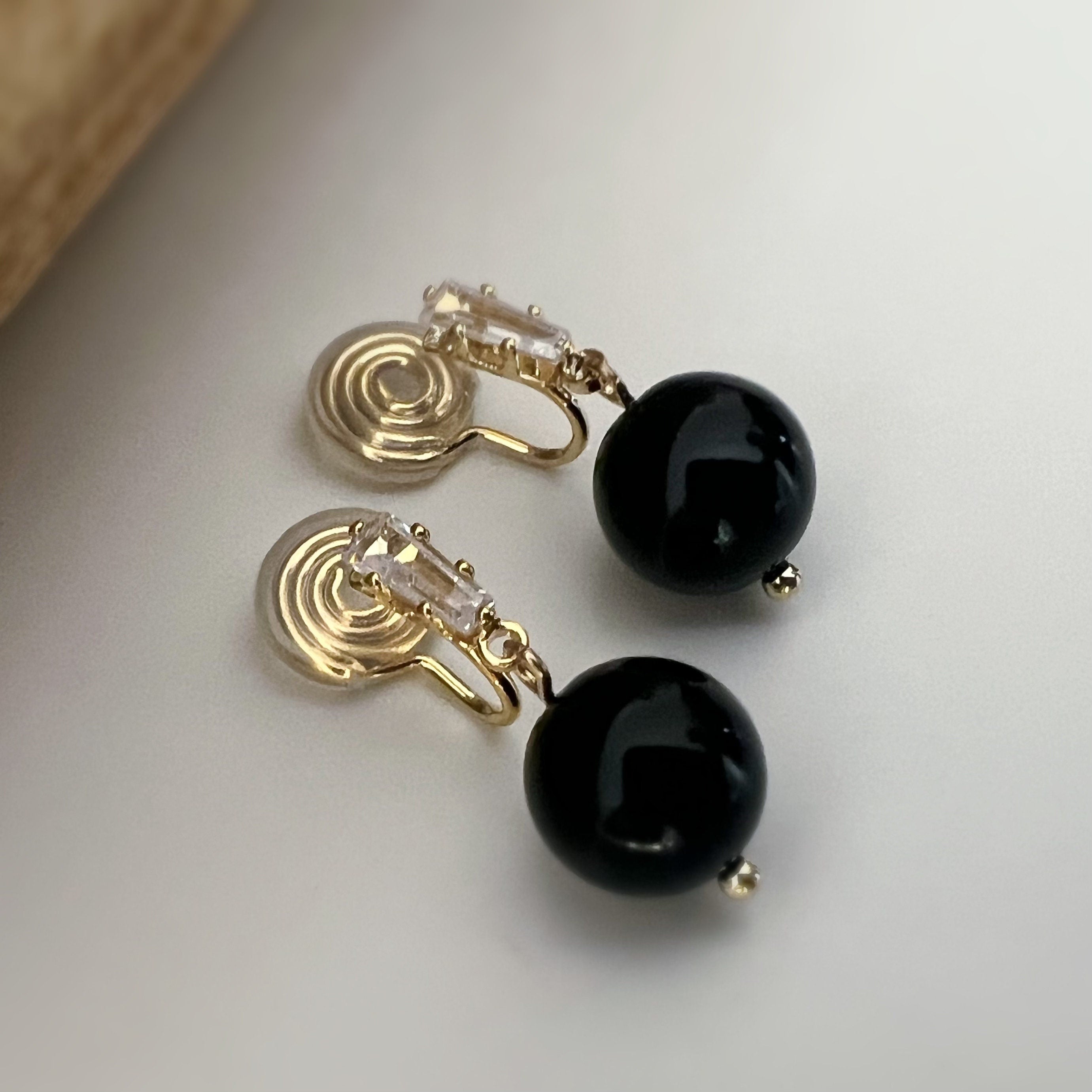 SANS DOULEUR ! Boucles d'oreilles CLIPS U Zircon spirale Perle Noir 10mm plaqué d'Or. Clips d'oreilles confortable. Prêt à offrir
