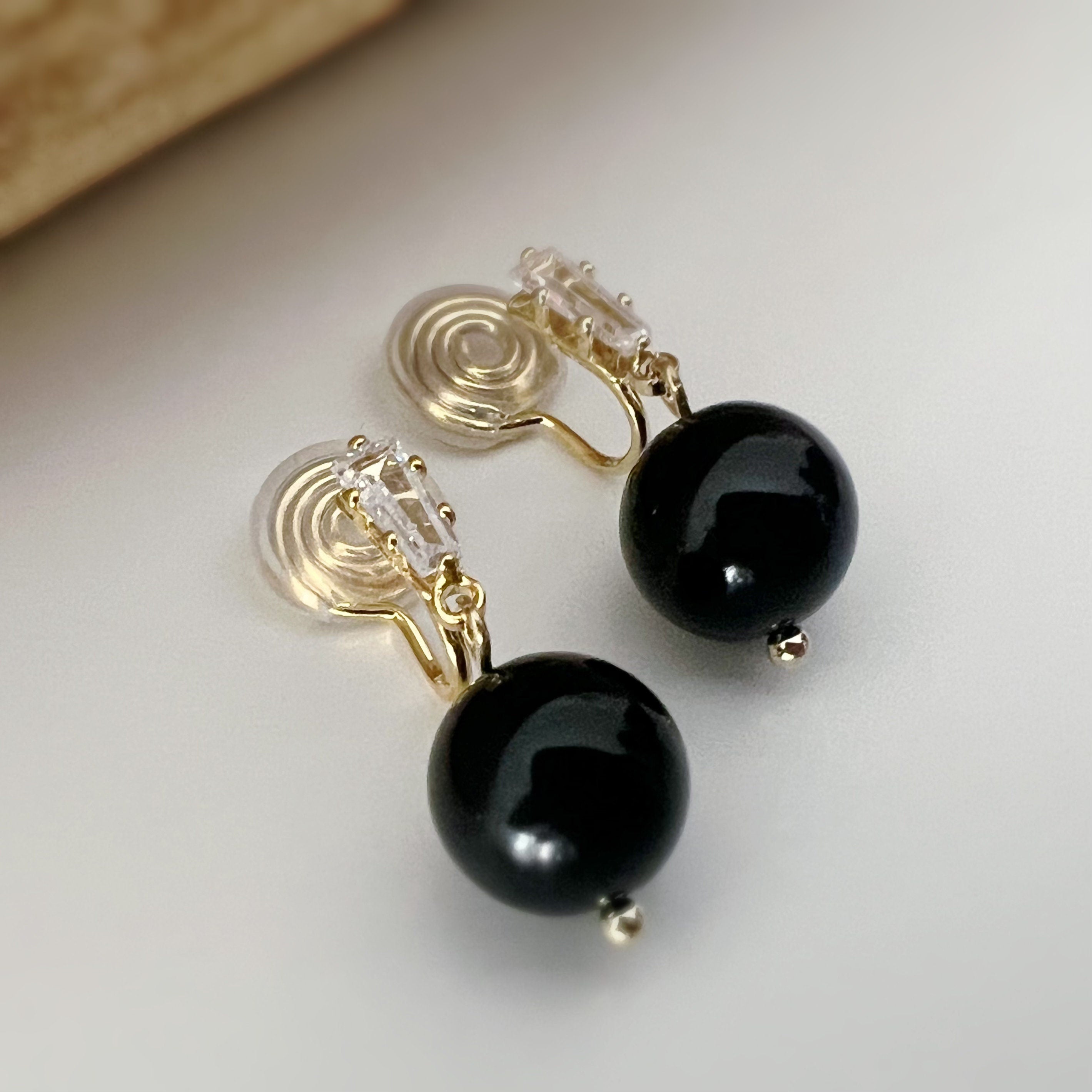 SANS DOULEUR ! Boucles d'oreilles CLIPS U Zircon spirale Perle Noir 10mm plaqué d'Or. Clips d'oreilles confortable. Prêt à offrir