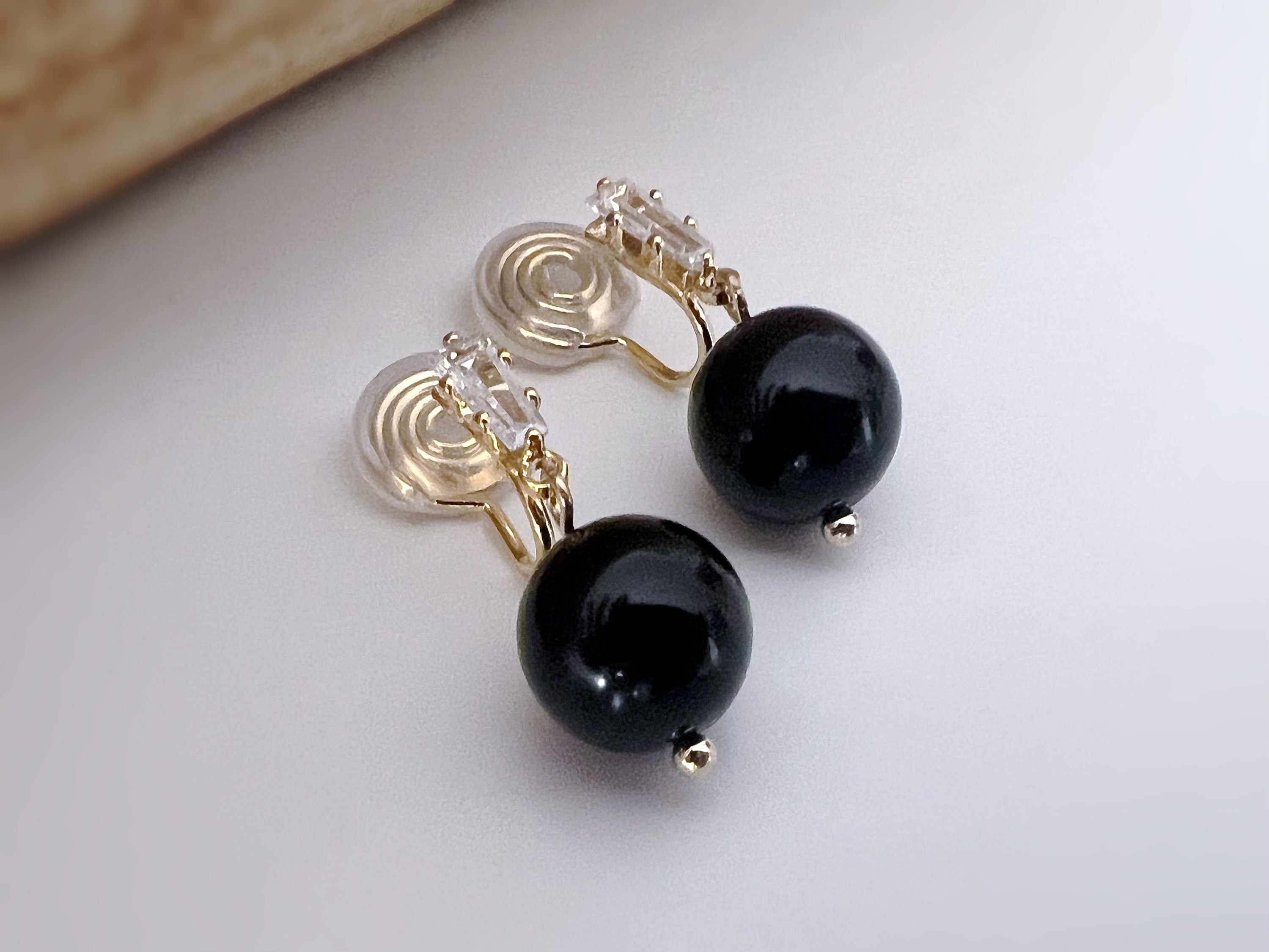 SANS DOULEUR ! Boucles d'oreilles CLIPS U Zircon spirale Perle Noir 10mm plaqué d'Or. Clips d'oreilles confortable. Prêt à offrir