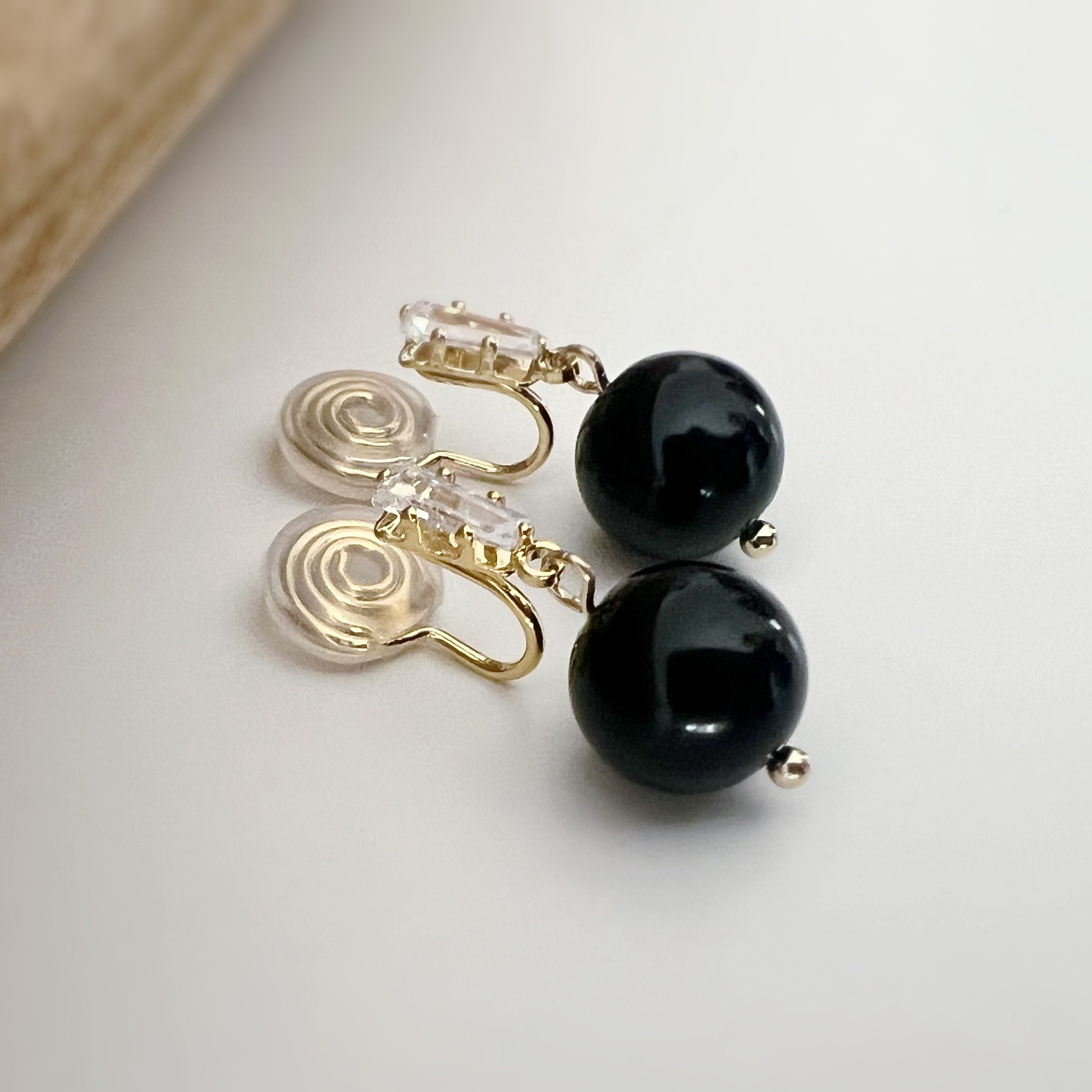 SANS DOULEUR ! Boucles d'oreilles CLIPS U Zircon spirale Perle Noir 10mm plaqué d'Or. Clips d'oreilles confortable. Prêt à offrir