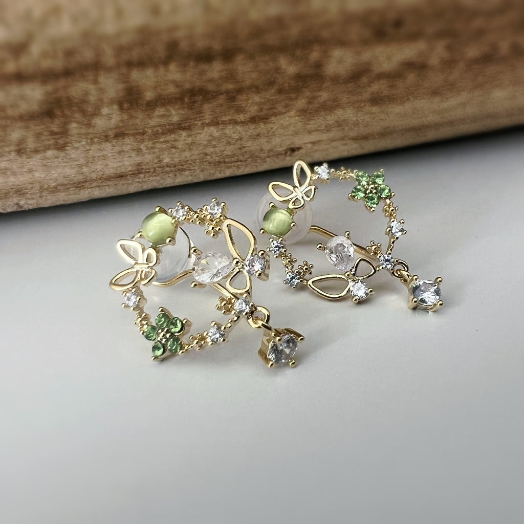 SANS DOULEUR ! Boucles d'oreilles CLIPS U pendants Zircon Papillons Mini fleur vert plaqué d'Or. Clips d'oreilles confortable. Prêt à offrir