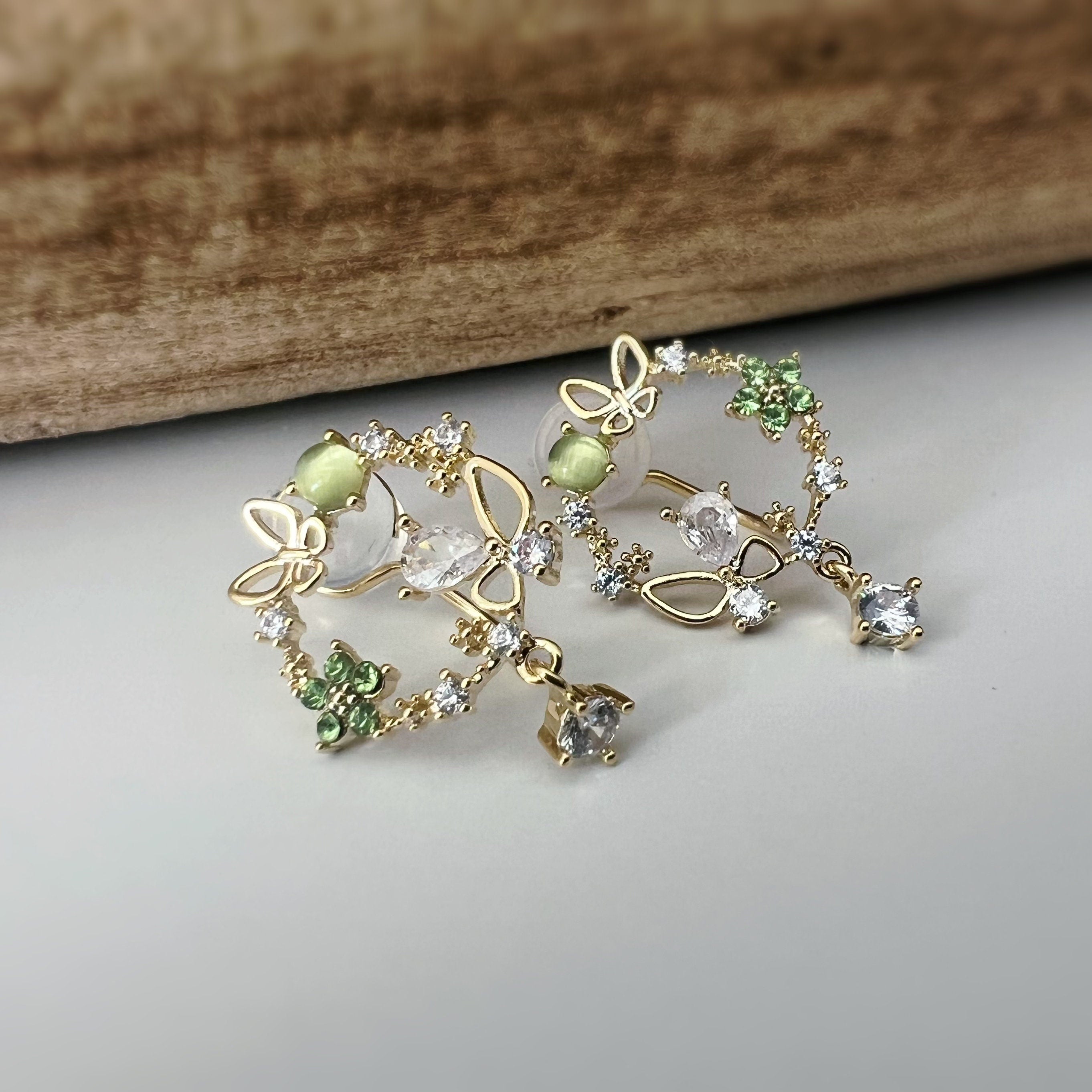 SANS DOULEUR ! Boucles d'oreilles CLIPS U pendants Zircon Papillons Mini fleur vert plaqué d'Or. Clips d'oreilles confortable. Prêt à offrir