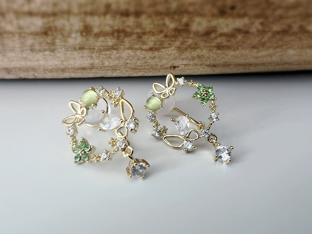 SANS DOULEUR ! Boucles d'oreilles CLIPS U pendants Zircon Papillons Mini fleur vert plaqué d'Or. Clips d'oreilles confortable. Prêt à offrir
